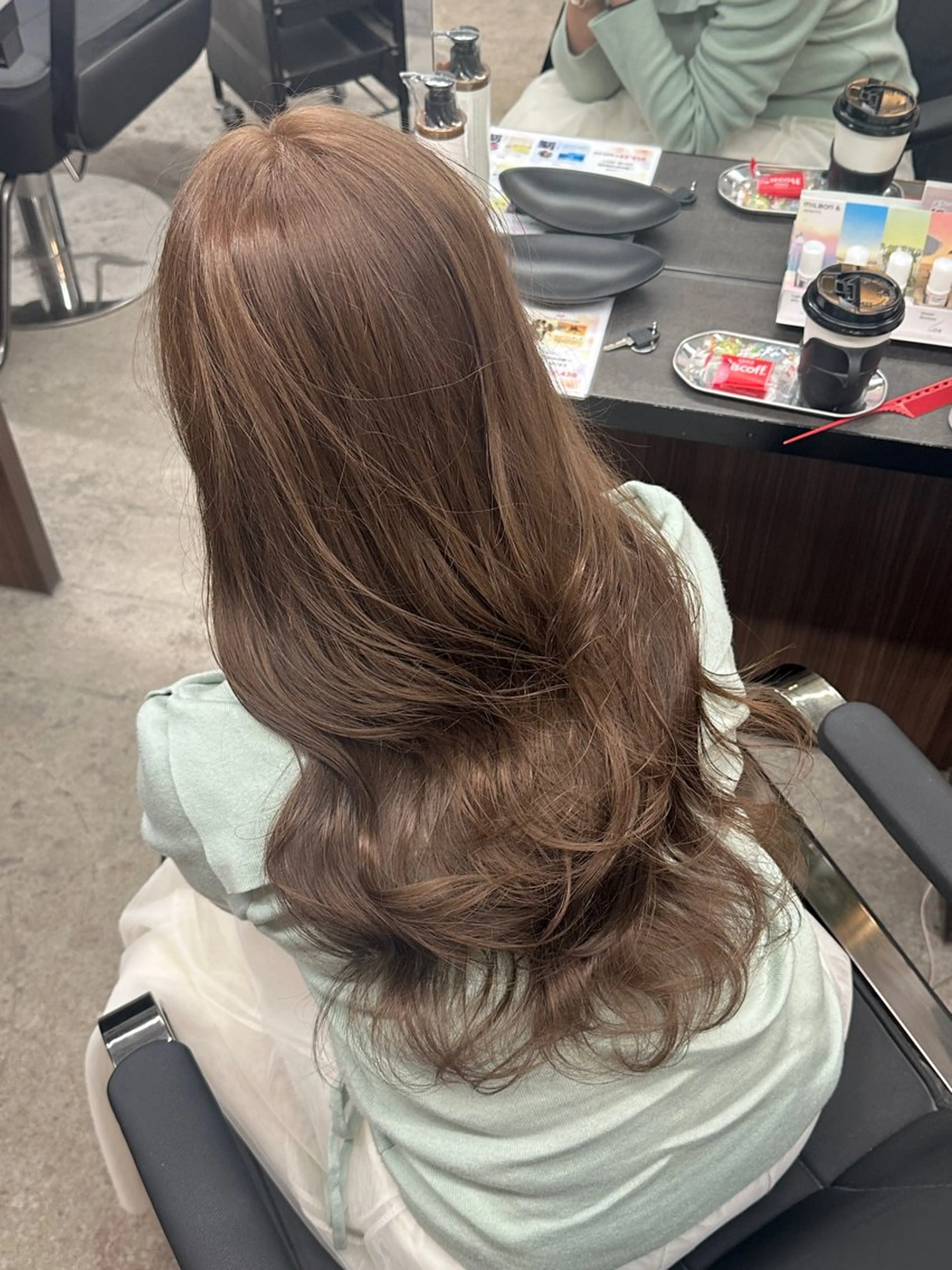 ロング カラー グレージュ ミルクティーグレージュ カット ヘアカラー トリートメント 美髪/ブリーチなし ダブルカラー/ユウゴのヘアスタイル