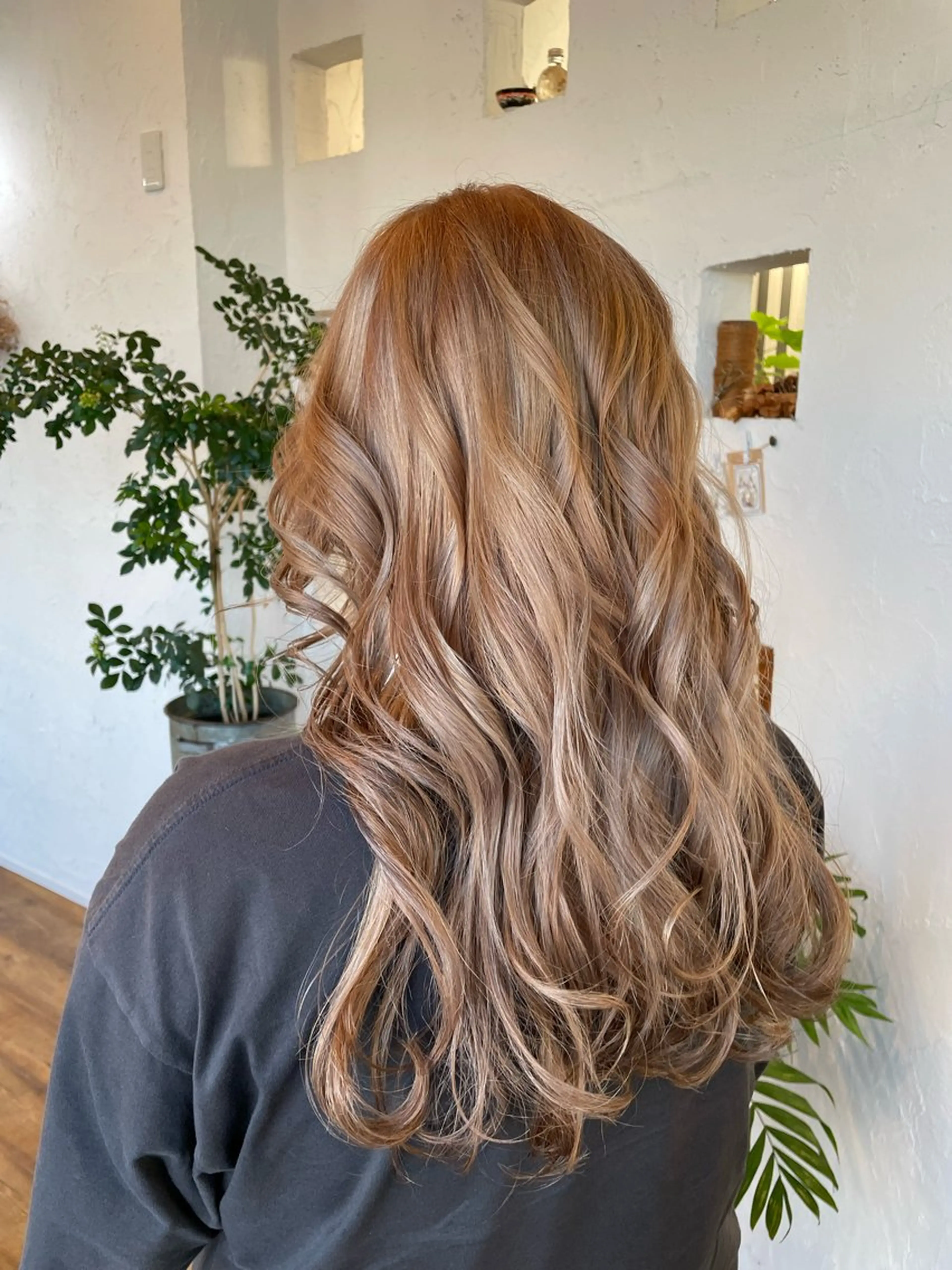 ロング カラー アッシュ 透明感カラー ハイライトカラー ハイトーンカラー ミルクティーアッシュ ヘアカラー 🌸小掛🌸 豊橋外国人風カラーのヘアスタイル