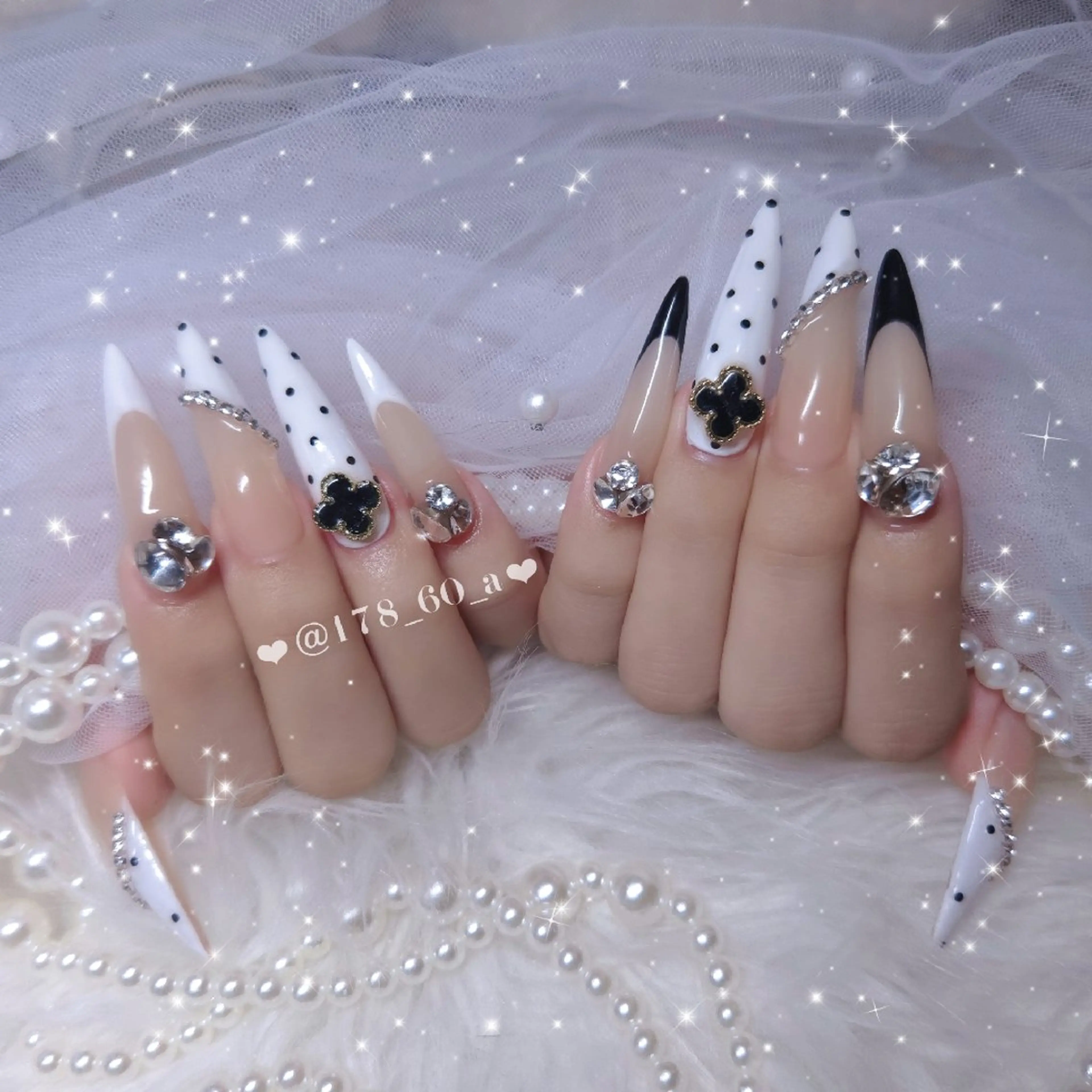 ネイル ドット フレンチネイル スカルプネイル 冬ネイル ハンドネイル HAPPINAS🎀  れん🖤痛ネイルのネイルデザイン