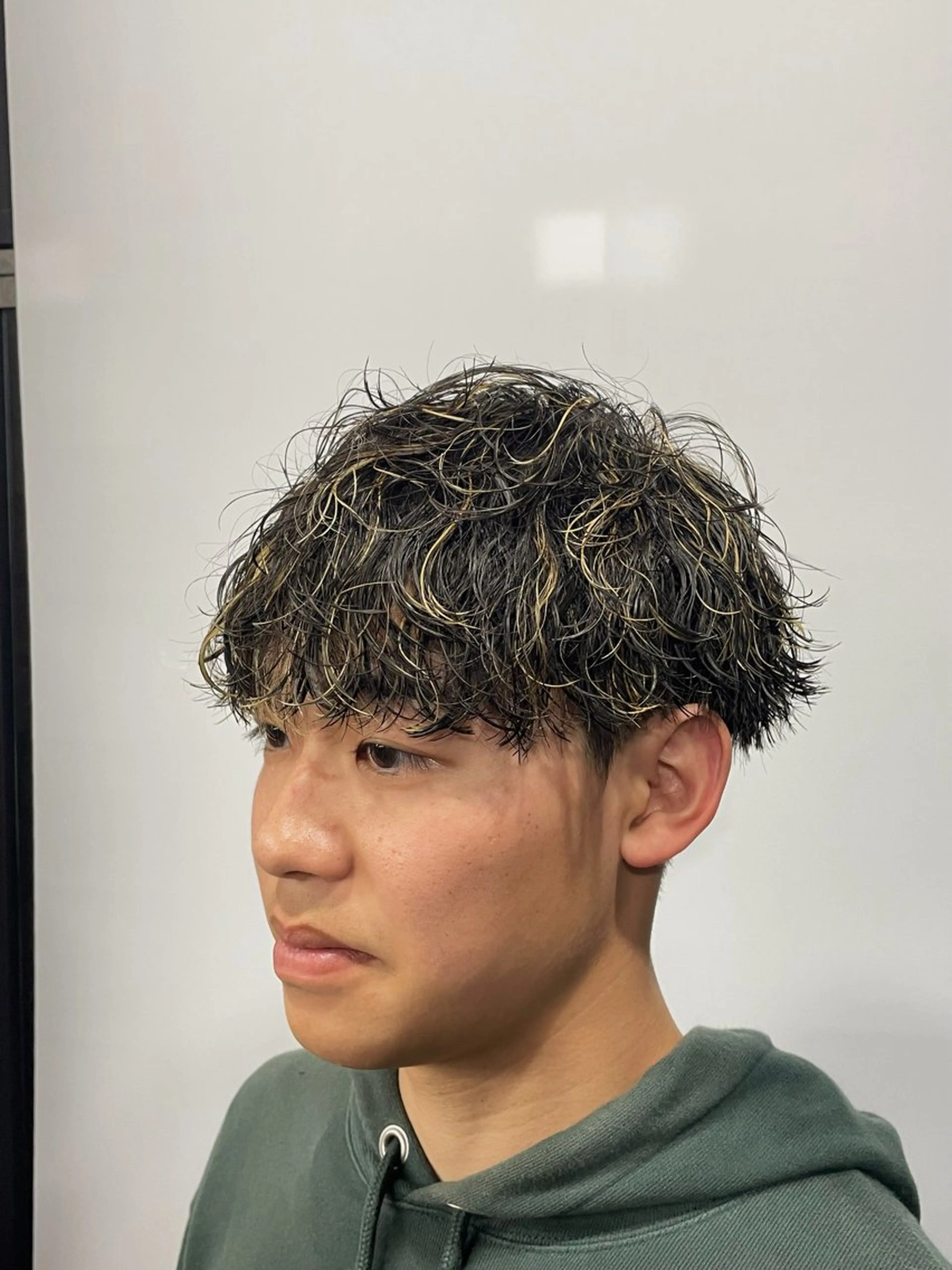 ミディアム カラー パーマ メンズ ミディアムパーマ メンズハイライト メンズパーマ 波巻きパーマ ハイライトカラー Maison  for men  torroad所属・【メンズ特化】　倉山 和樹のヘアスタイル