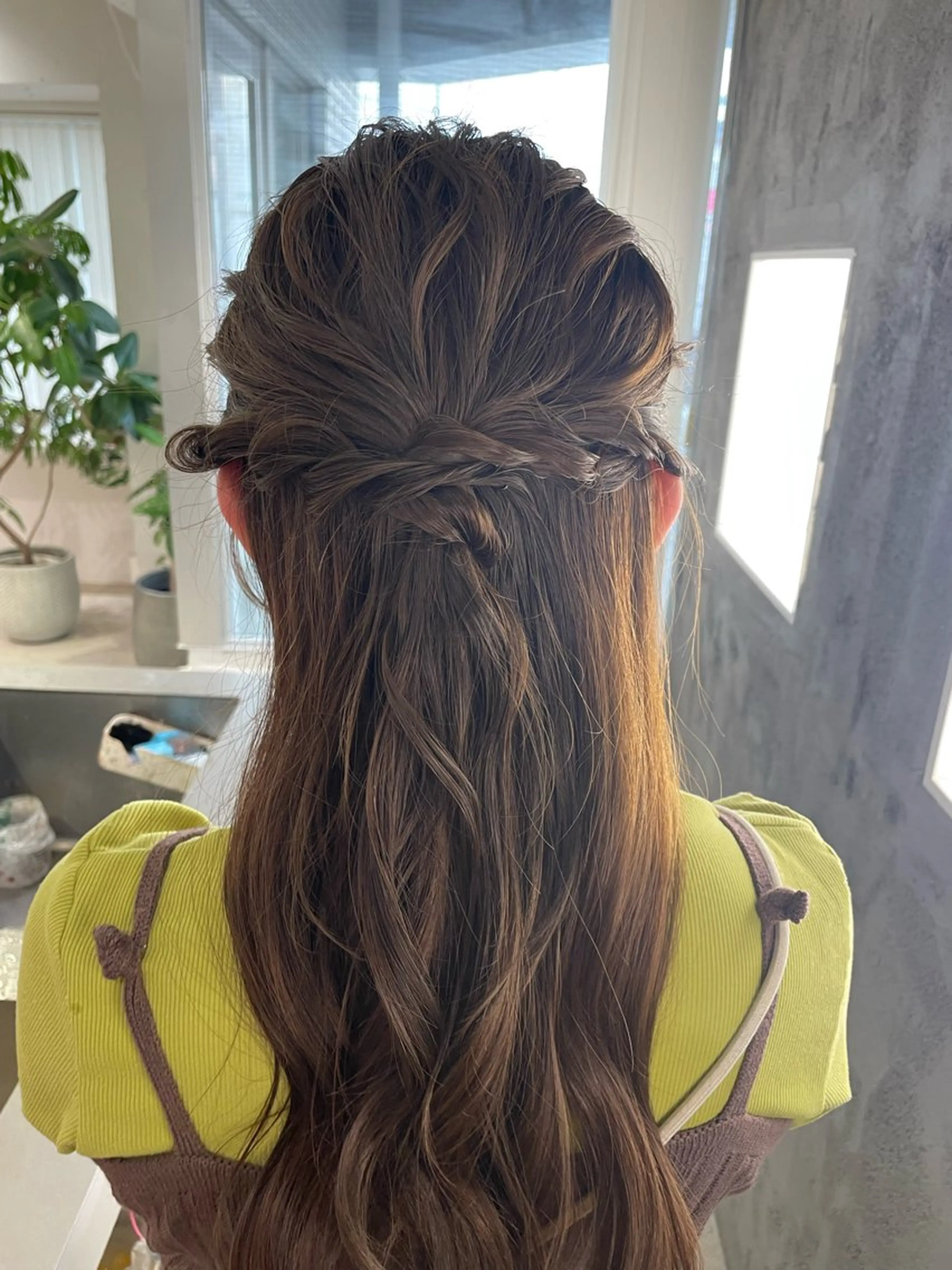 ロング ヘアアレンジ ハーフアップ 暖色カラー/ ストレート/くるみのヘアスタイル