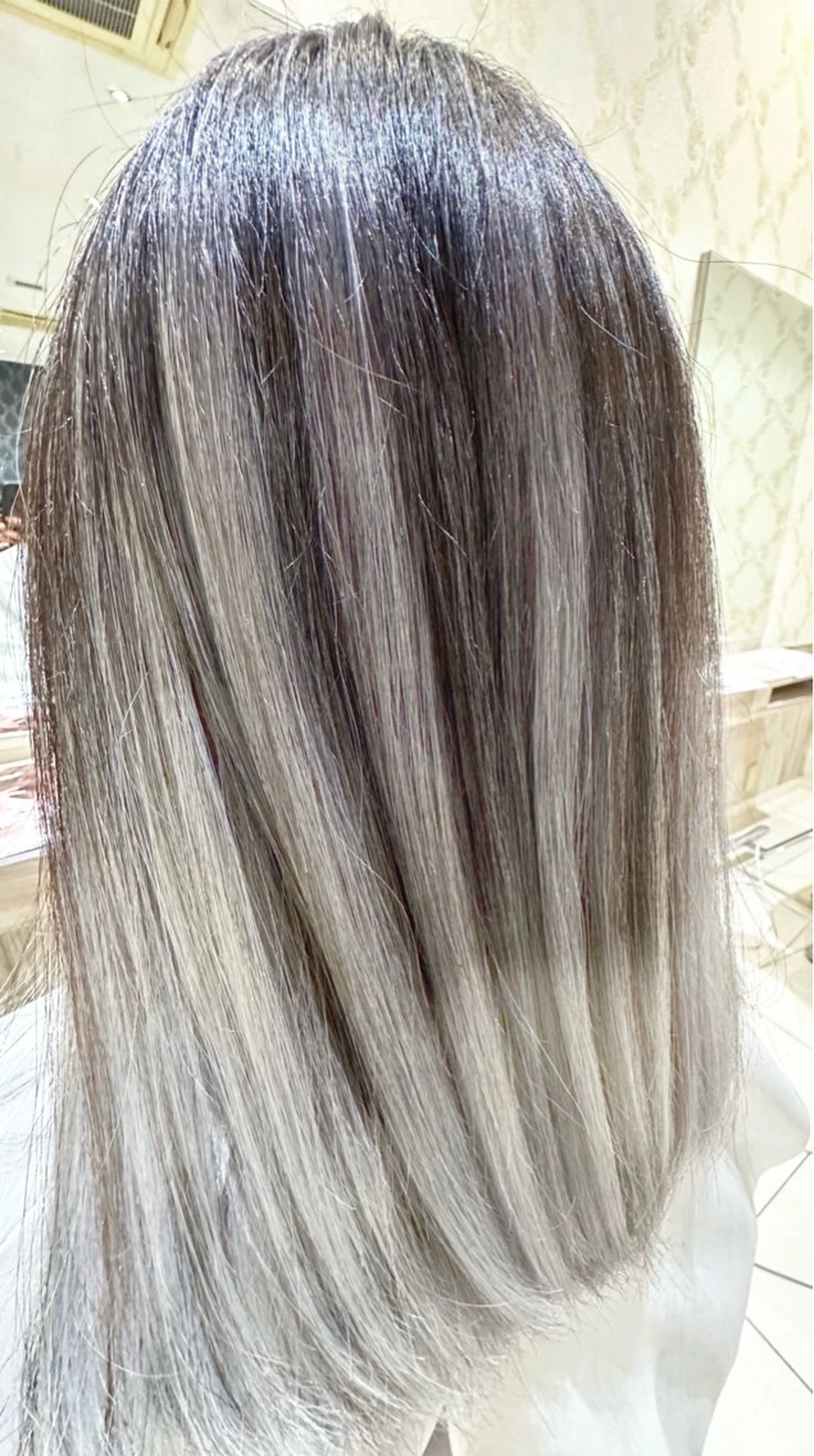 セミロング カラー バレイヤージュ レイヤーカット 永井 悠斗のヘアスタイル