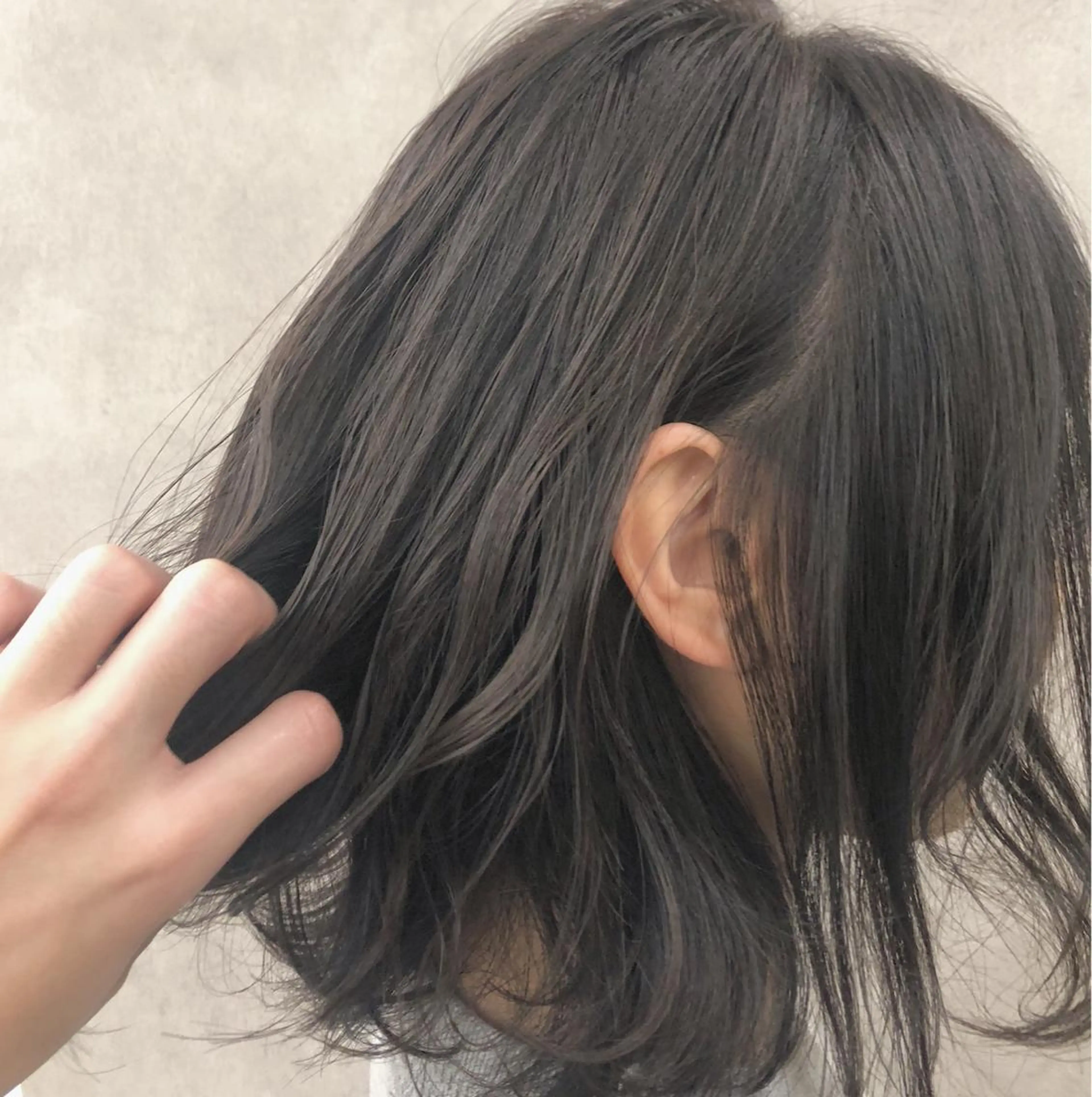 ミディアム カラー アッシュ アッシュグレー ブリーチ ブリーチなしカラー 柔らかbeige モトキのヘアスタイル