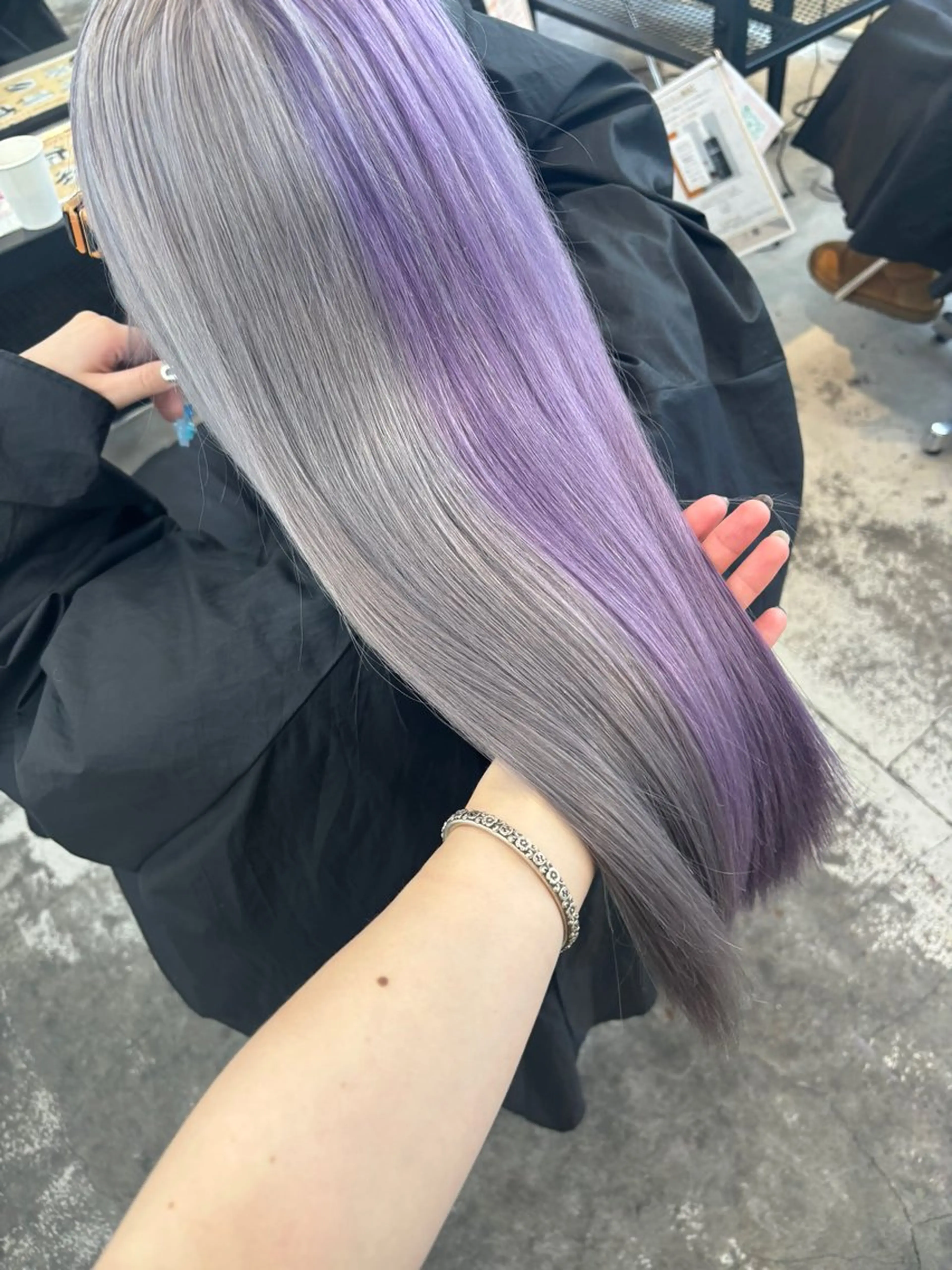 ロング カラー ヘアアレンジ ラベンダーカラー シルバー ツートーンカラー 🎨ハイトーン/ 切りっぱなし みつきのヘアスタイル