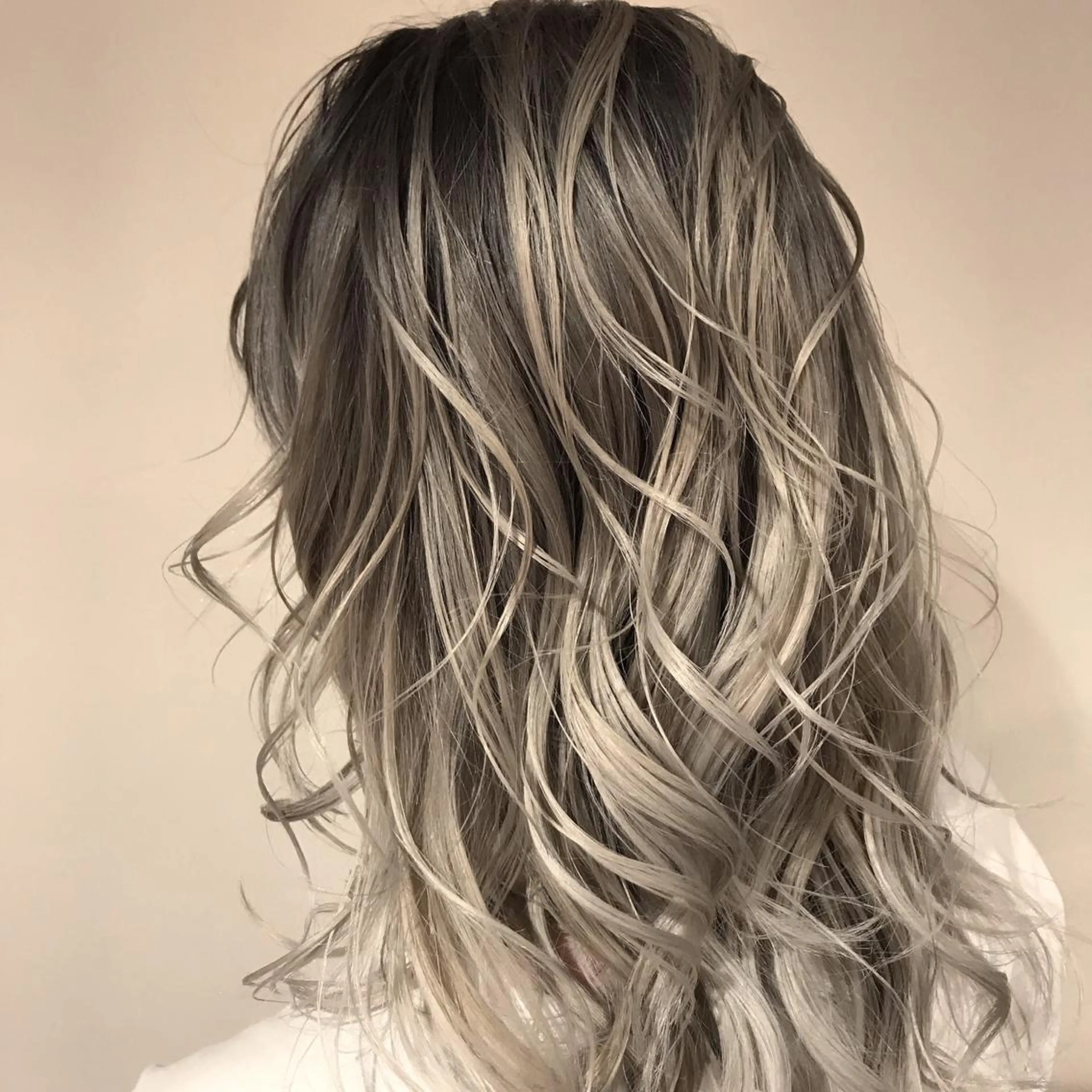 ミディアム カラー アッシュ アッシュグレー アッシュグレージュ バレイヤージュ ブリーチ AMI Hair  supply所属・髪質改善カラー韓国風 レイヤーtudaのヘアスタイル