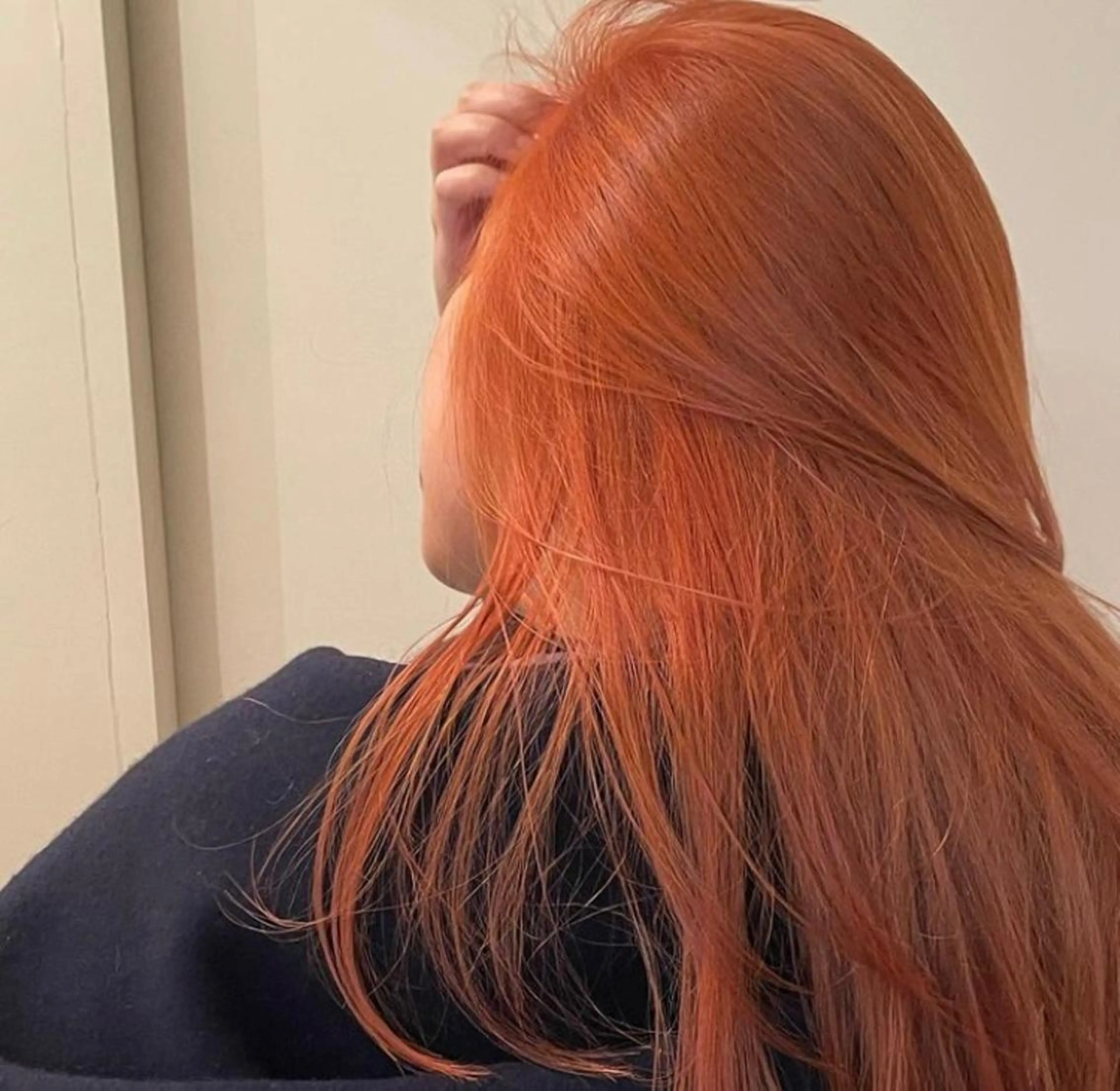 ロング カラー オレンジ サキ🤍ハイトーン 🩰くびれ巻きヘアのヘアスタイル