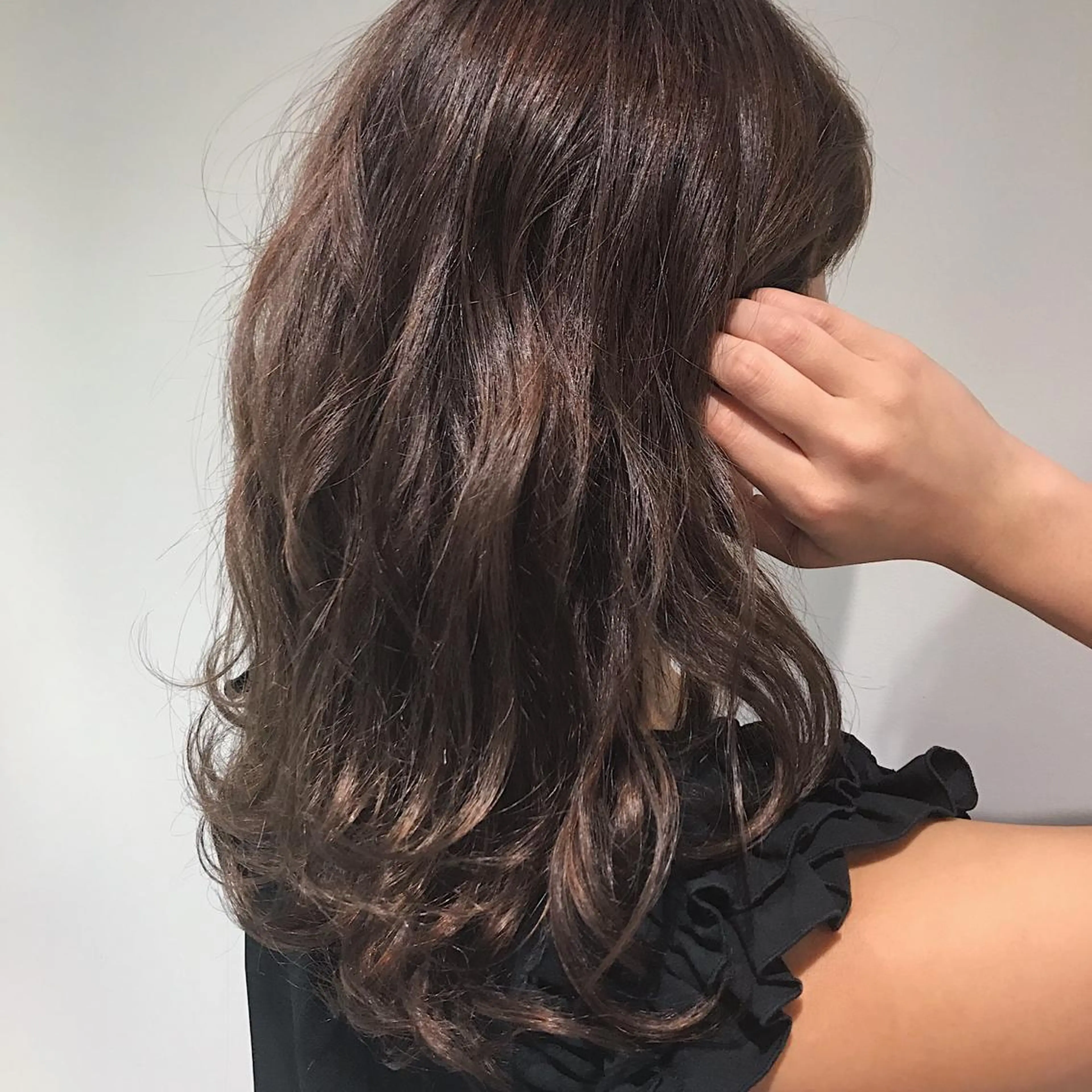 ミディアム カラー ヘアアレンジ アッシュ ブラウンカラー 外ハネヘア Zina渋谷エリア マネージャShionのヘアスタイル