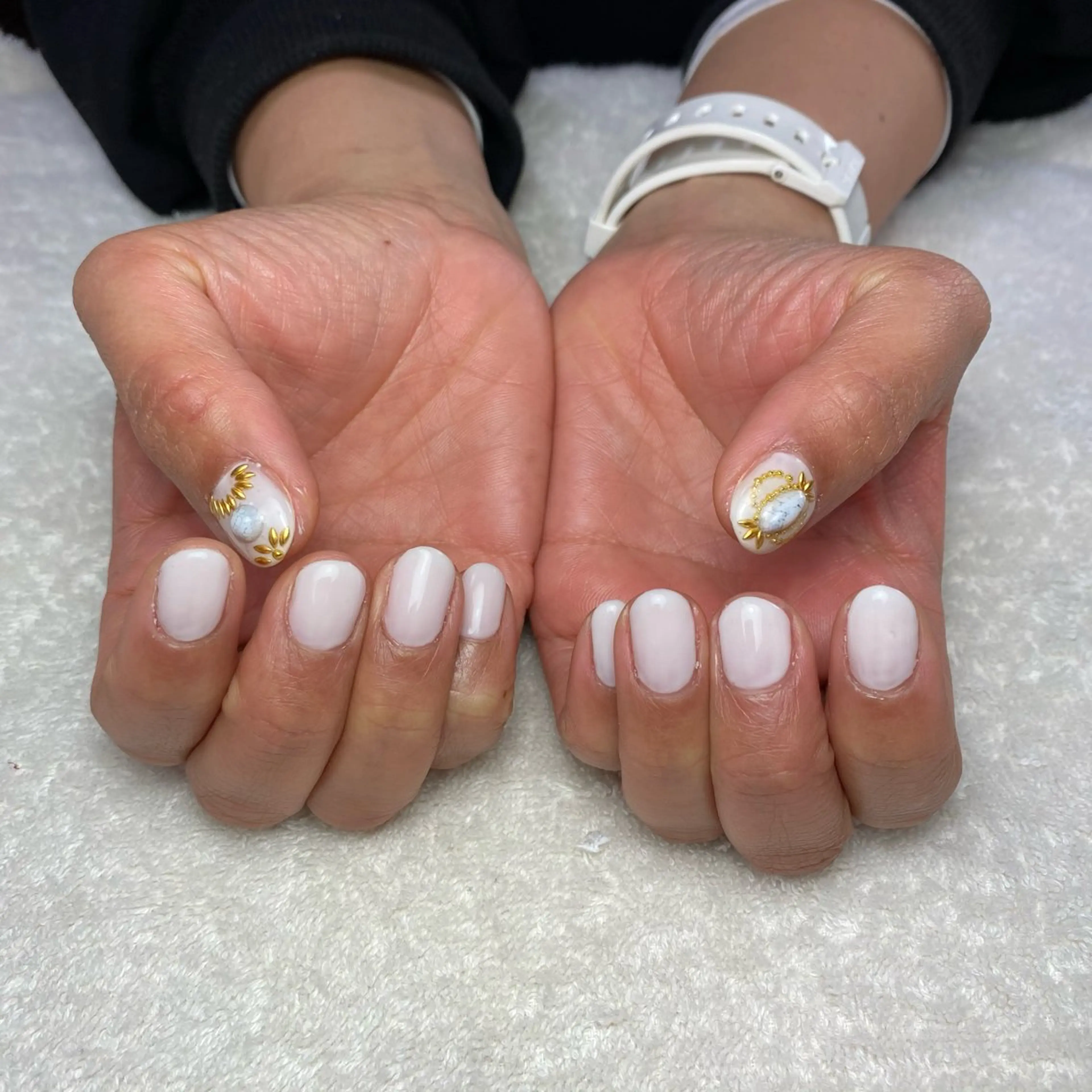 ネイル ショートネイル 夏ネイル ホワイト ハンドネイル COCO +のエステ・リラクイメージ