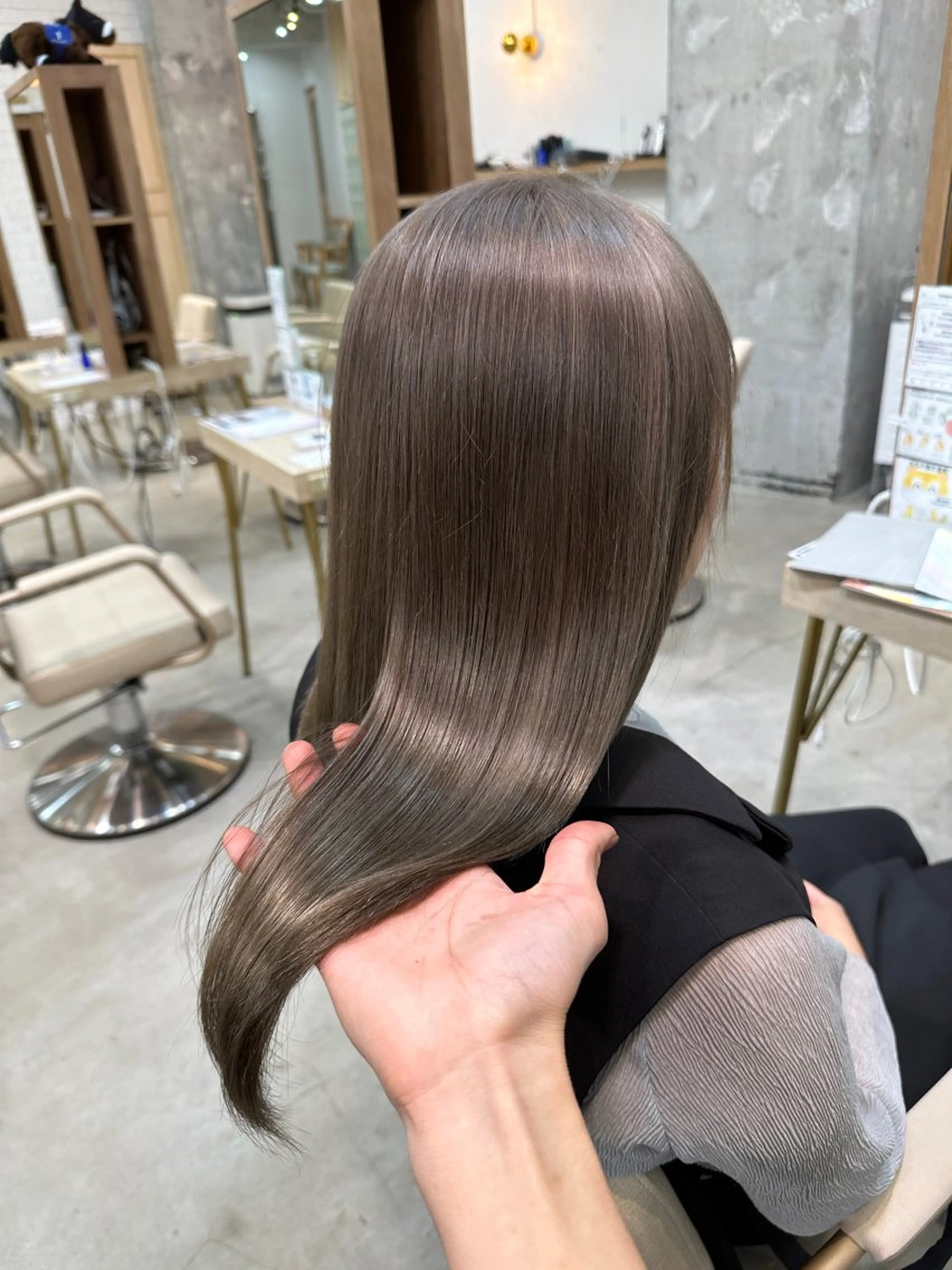 ミディアム カラー ブリーチ グレージュ ハイトーンレイヤー 顔まわりSOTAのヘアスタイル