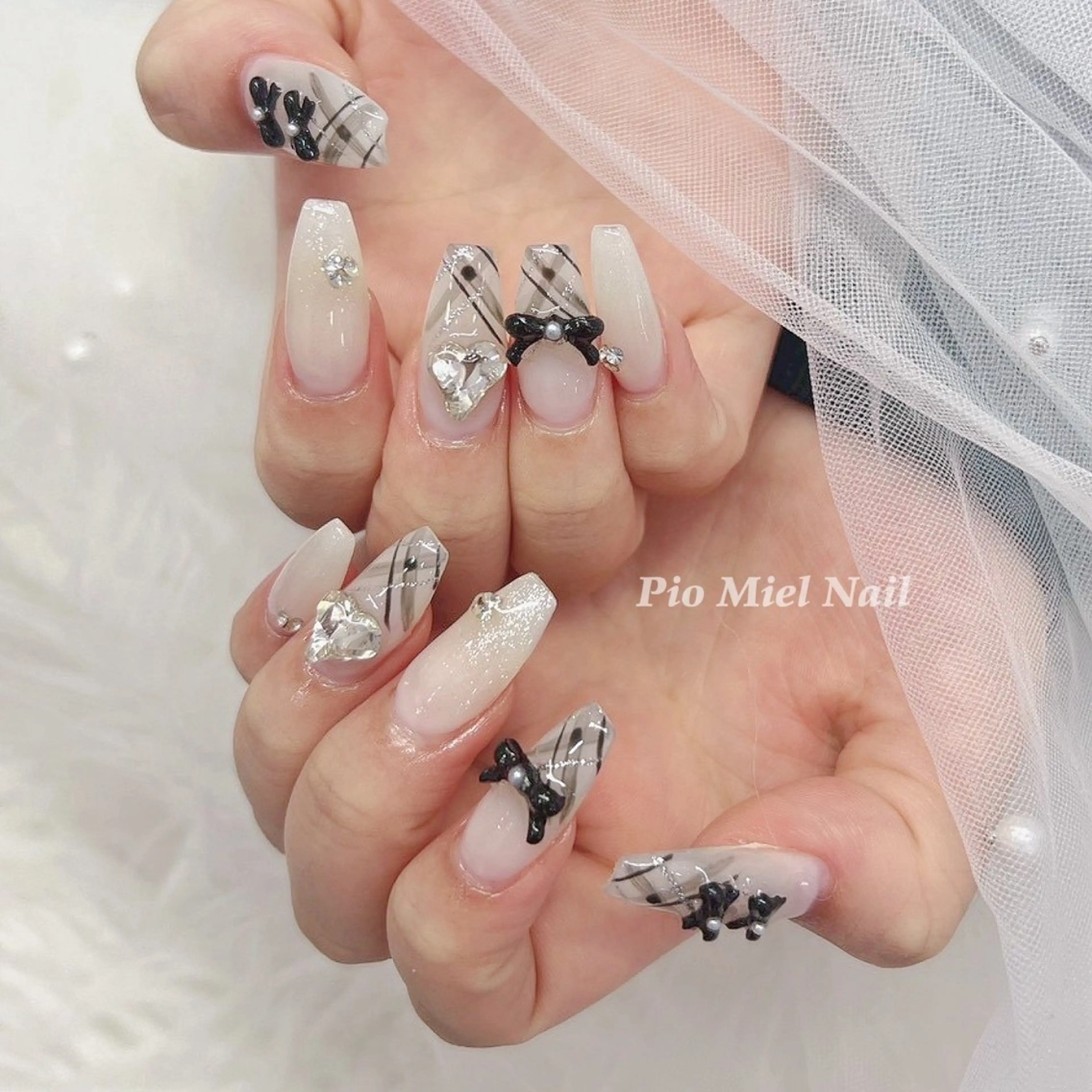 ネイル ガーリー ロングネイル リボン シルバー ホワイト ハンドネイル HANA 長さだしのネイルデザイン