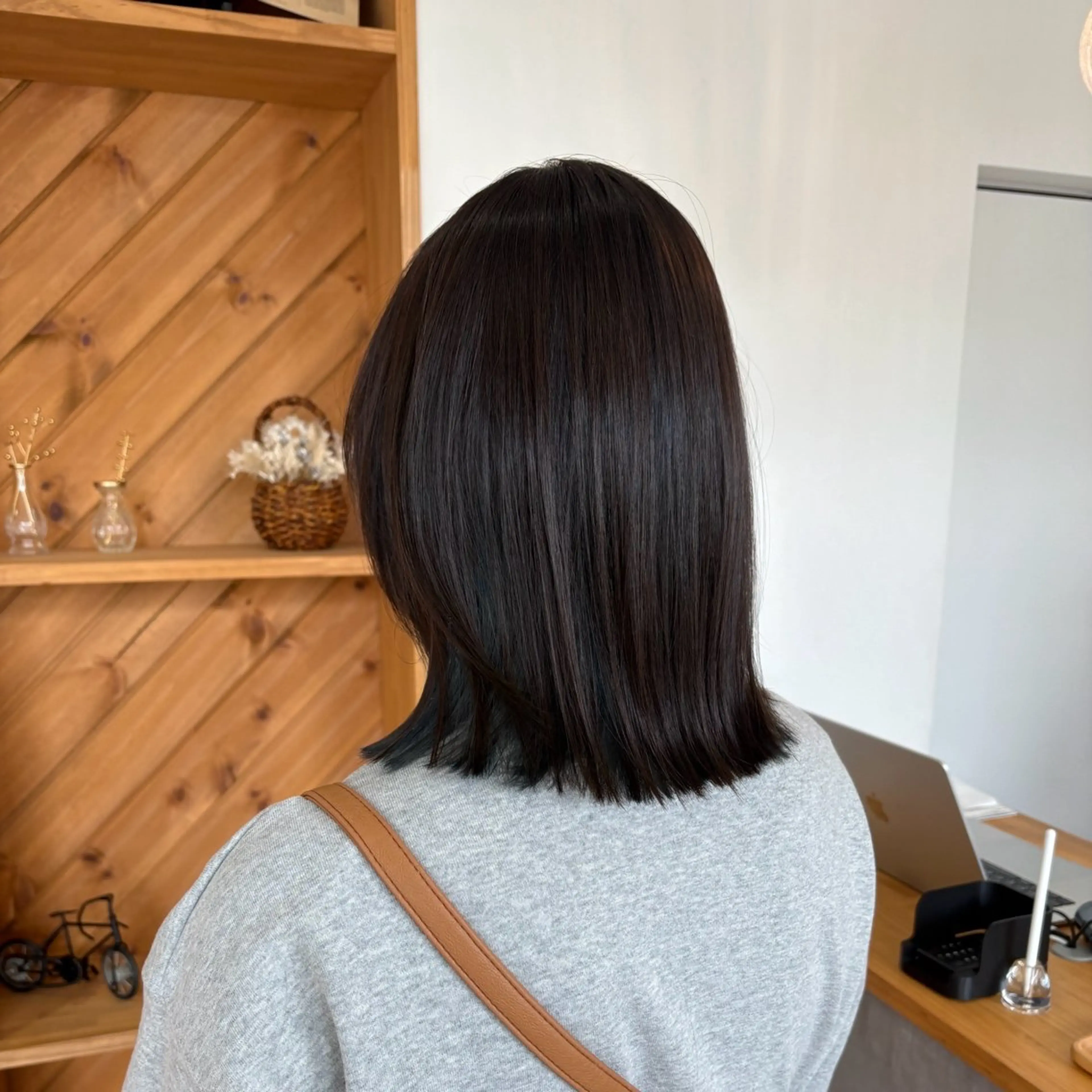 カラー 岩田 樹美のヘアスタイル