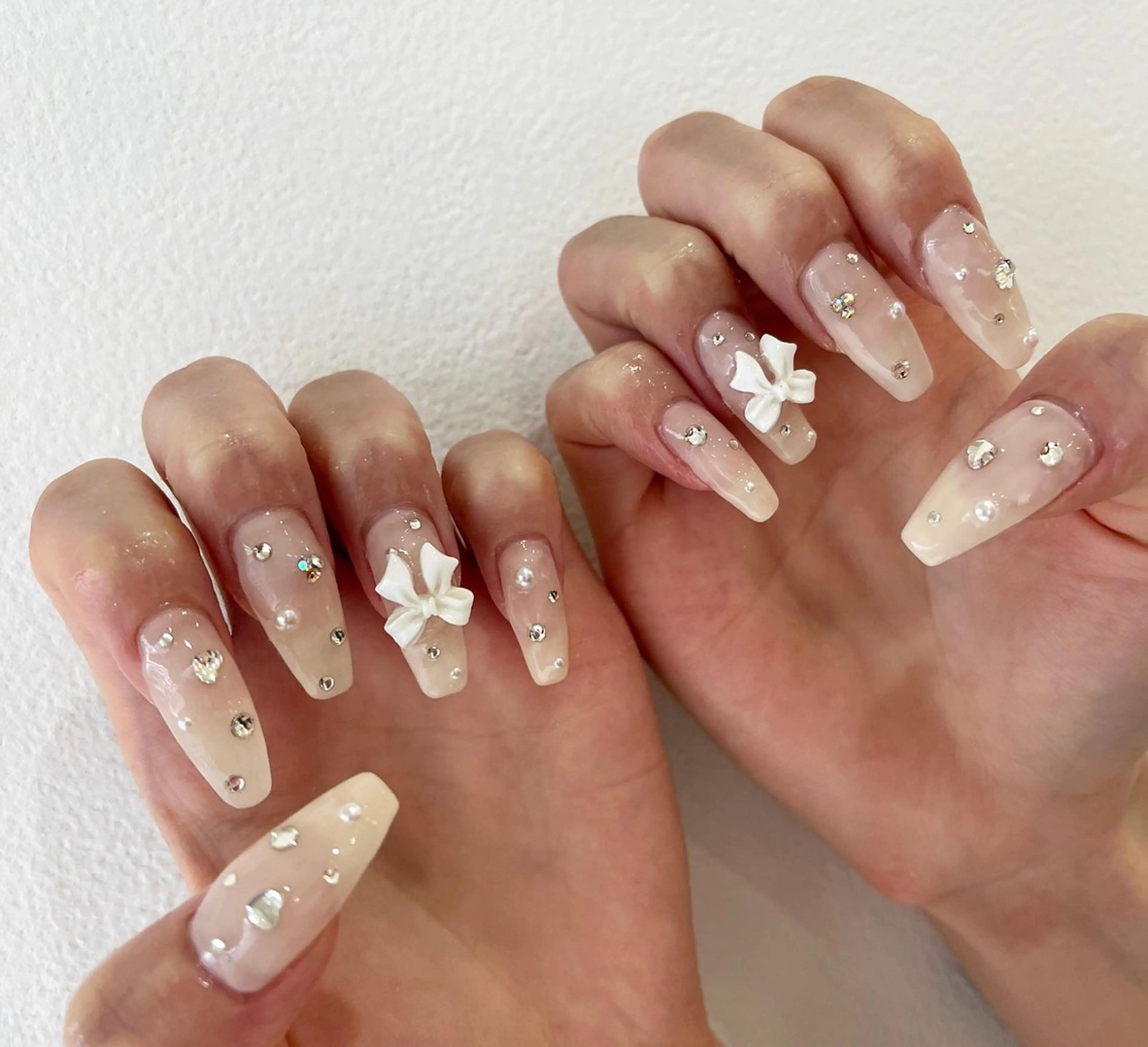 ネイル リボン ストーンネイル #Amin nail salonのネイルデザイン