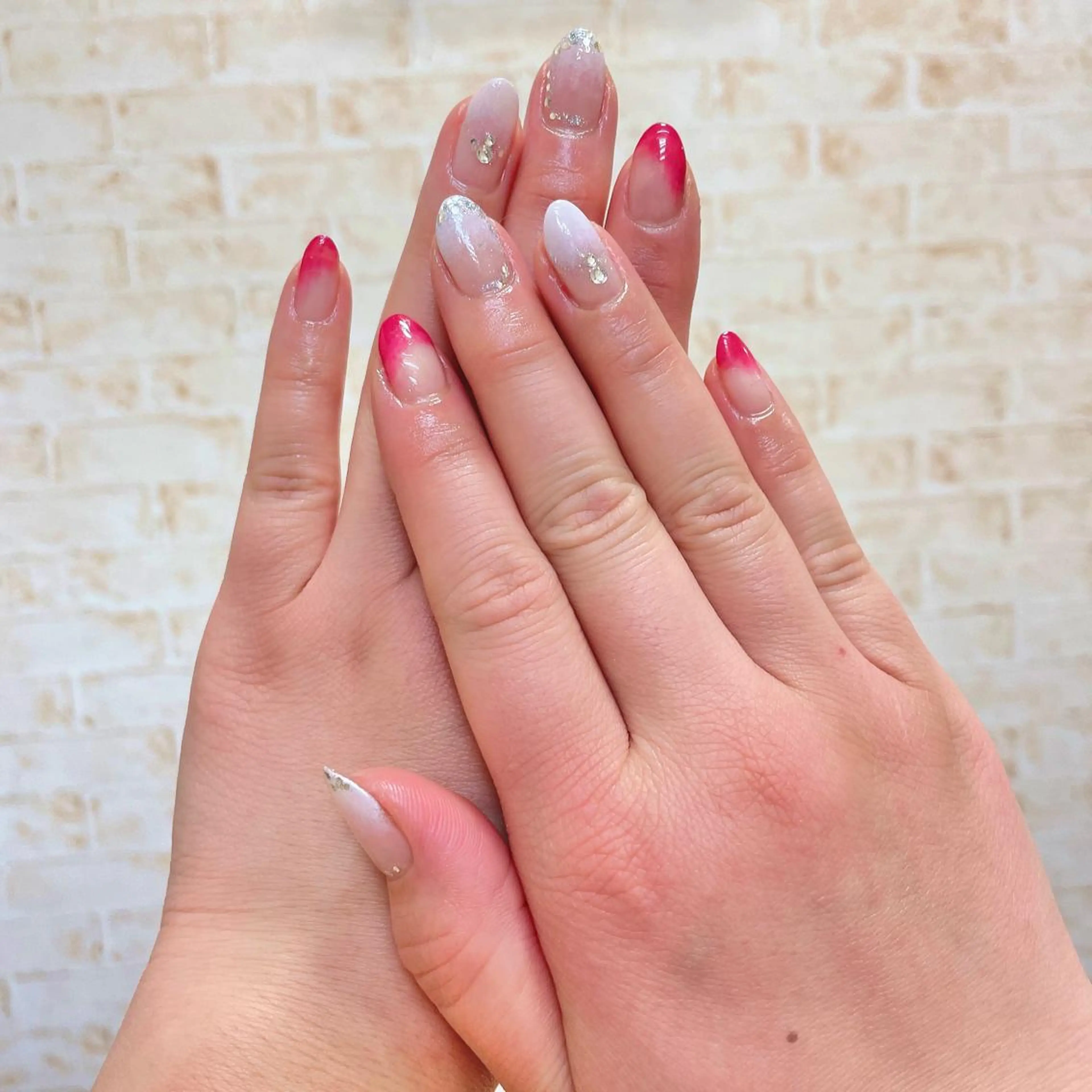 ネイル グラデーション ピンク ピンクベージュ 赤色 ストーンネイル ヘアーサロン ＳＯRＡお顔剃りのエステ・リラクイメージ
