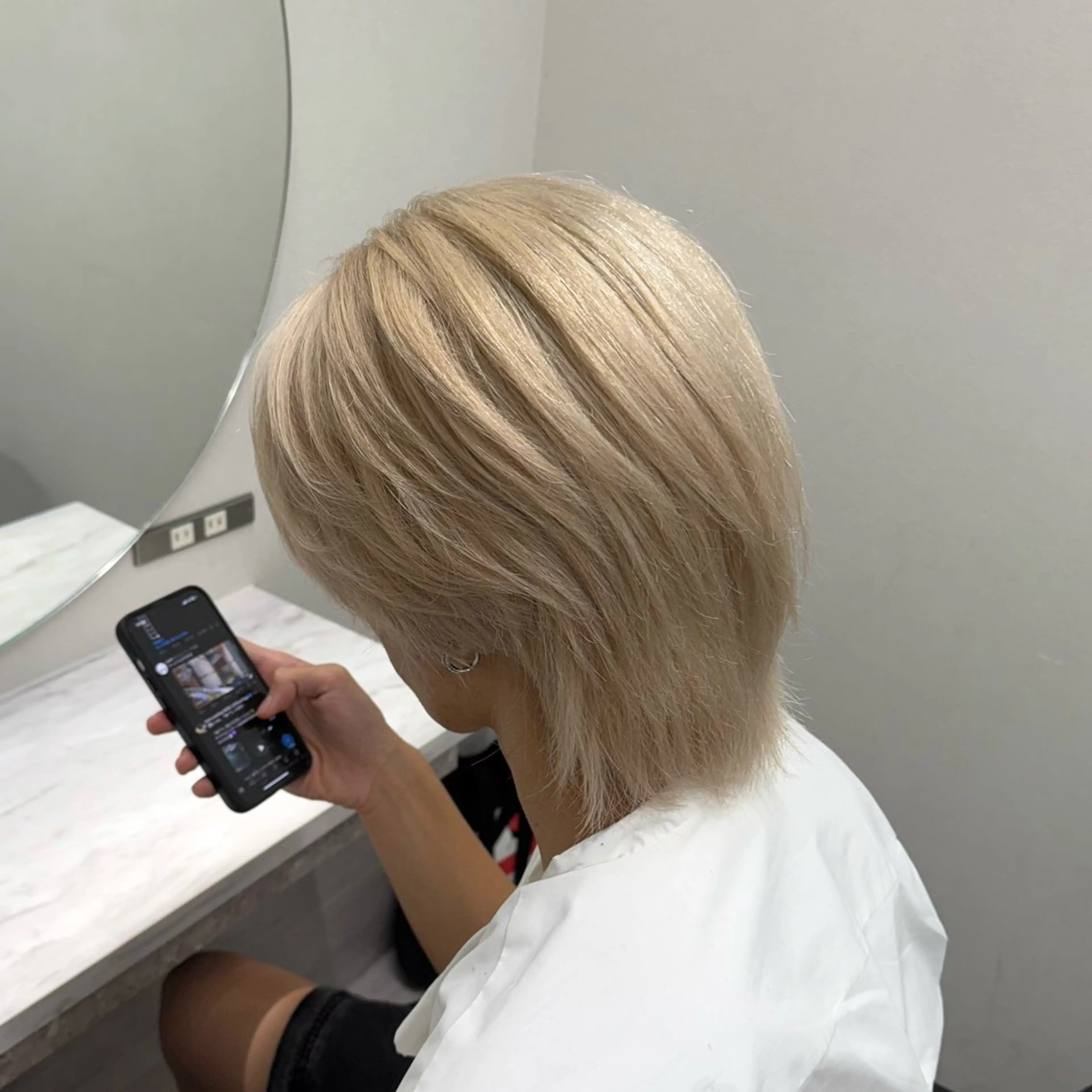 カラー メンズ メンズブリーチ メンズハイトーン メンズインナーカラー メンズ韓国風 ベージュカラー ヘアカラー トリートメント ケアブリーチ/ 髪質改善/上質艶髪のヘアスタイル