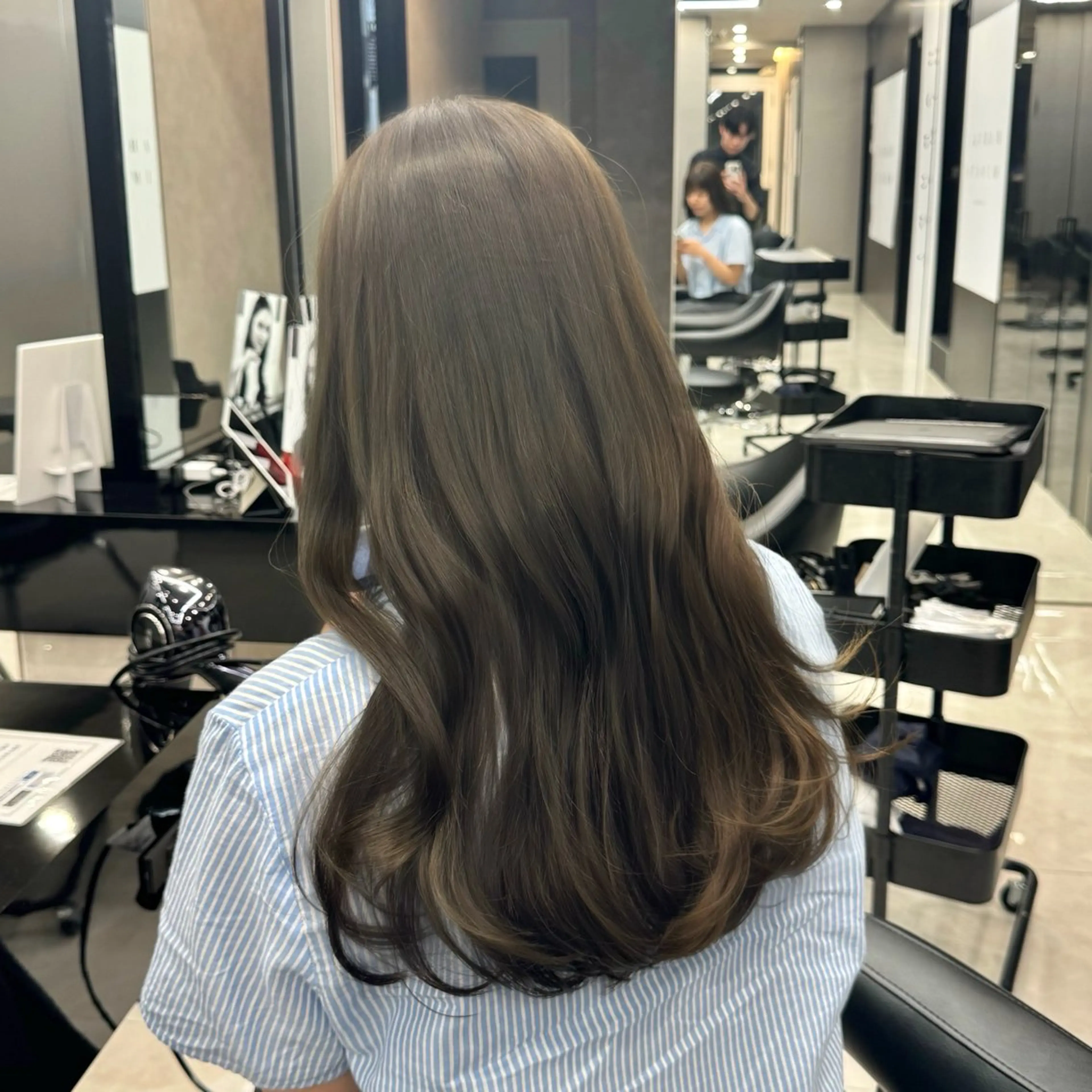 ミディアム カラー ベージュカラー ブリーチ 透明感カラー ブリーチなしカラー オリーブベージュ ヘアカラー トリートメント 新宿/顔周りカット/ レイヤー/がっきーのヘアスタイル