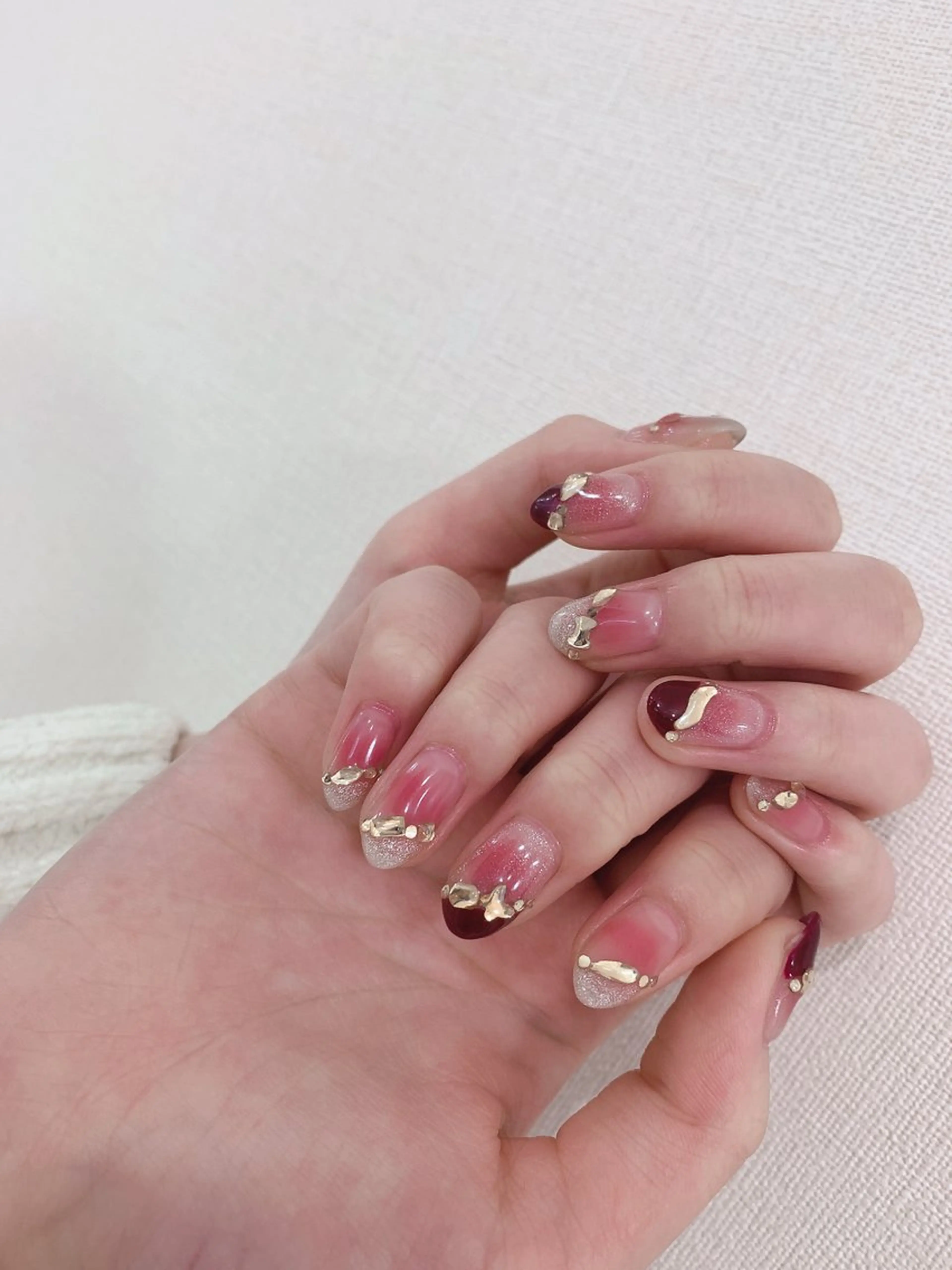 ネイル チークネイル キラキラネイル 韓国ネイル ワンホンネイル 冬ネイル ハンドネイル Rainbow Nailのネイルデザイン