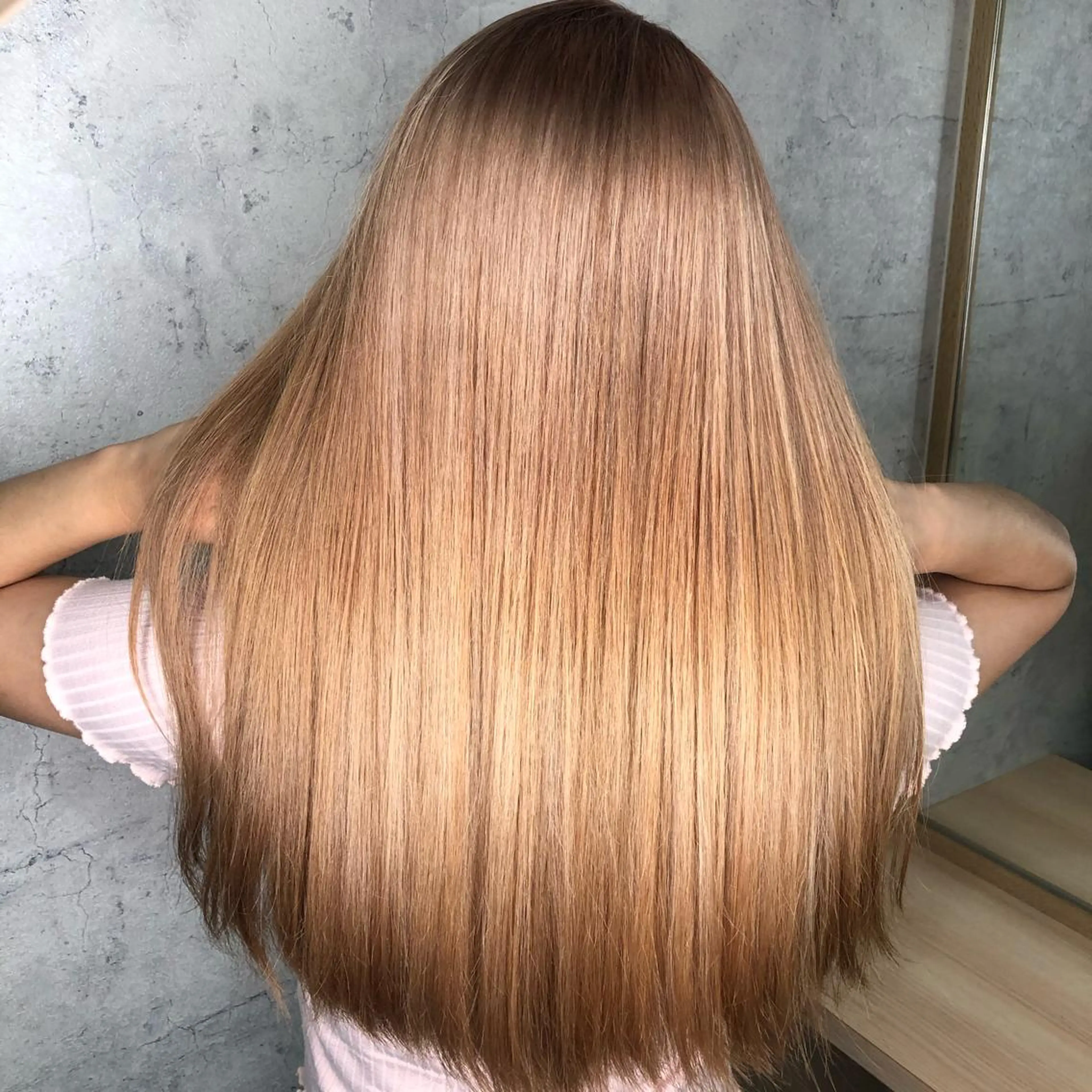 ロング カラー ベージュカラー ブリーチ ミルクティーベージュ 🦄艶カラー×韓国 NANA💎🐬のヘアスタイル