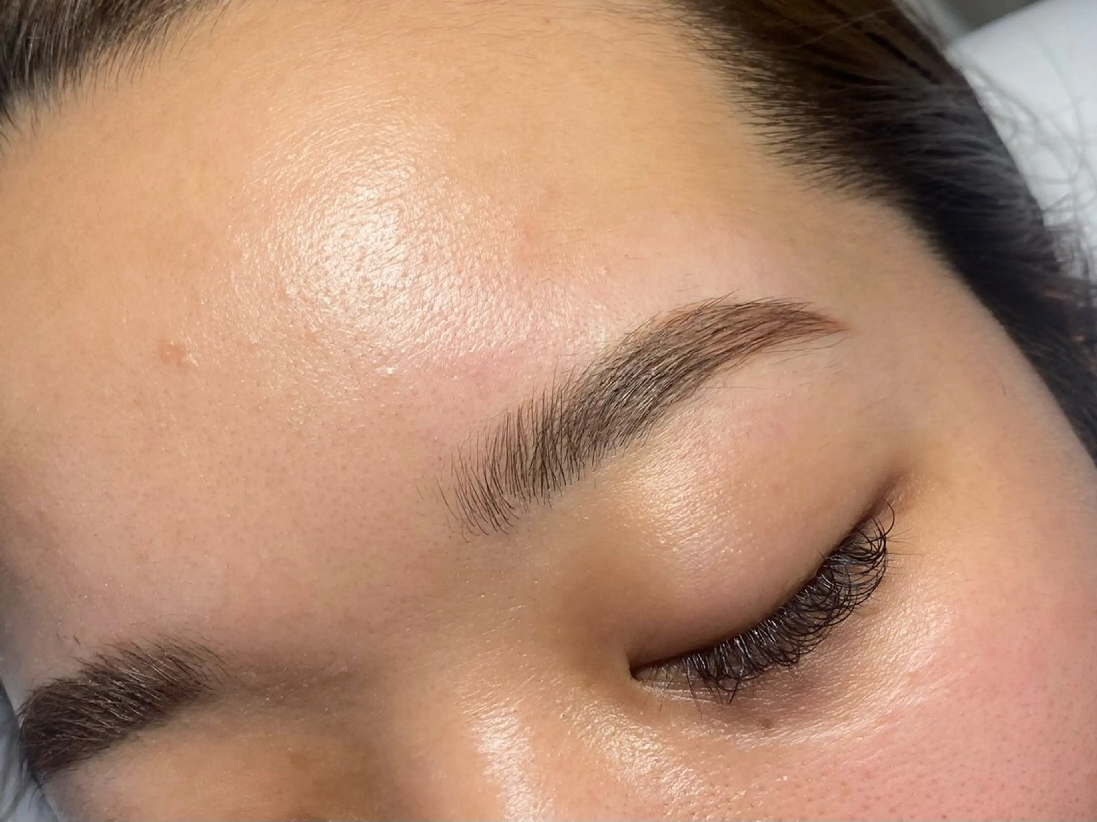 アイブロウ UNI BROW SARAの眉毛・アイブロウイメージ