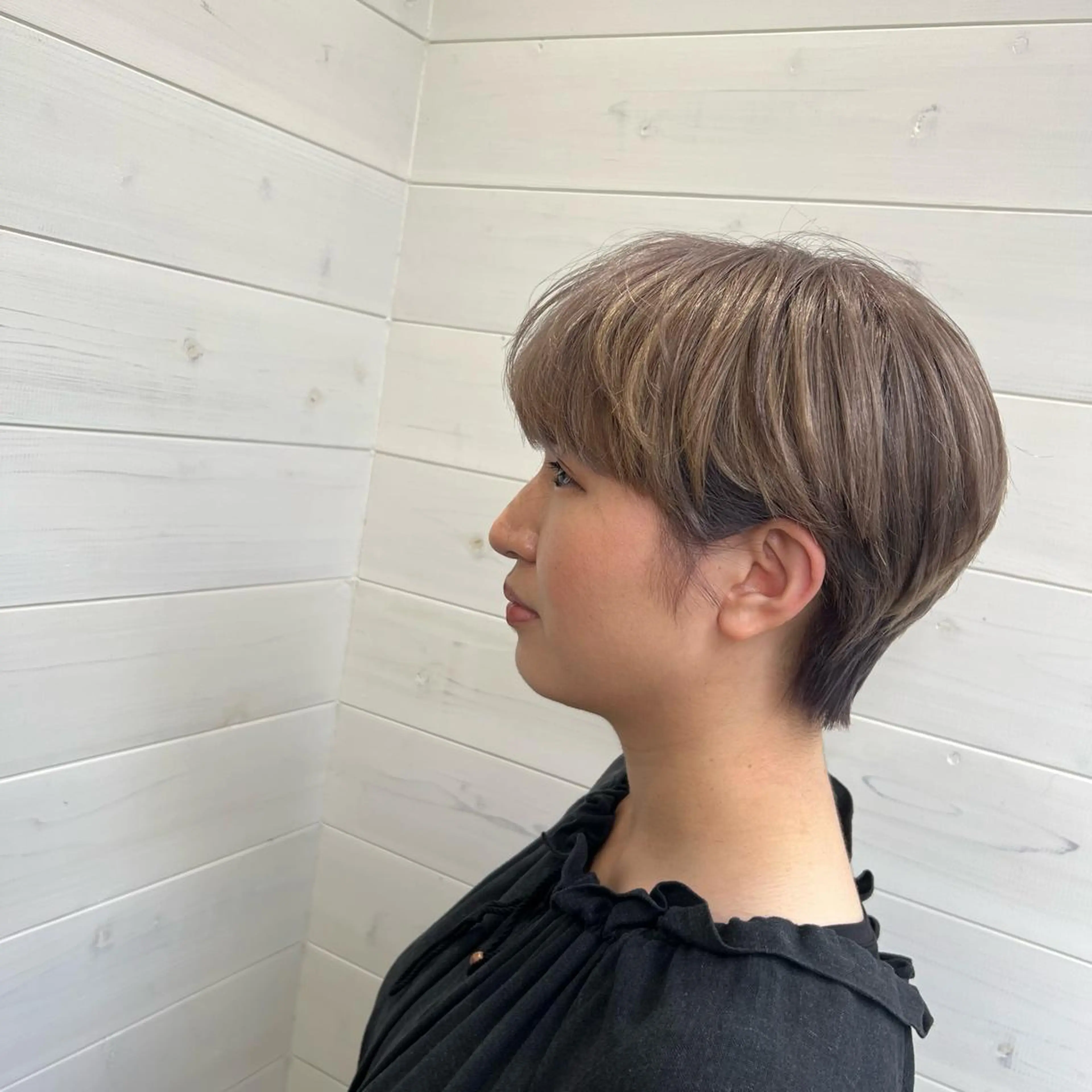 ショート カラー ハンサムショート ベージュカラー ハイトーンカラー ハイトーンベージュ ショートヘア 🍇おぐら めぐみ🍇のヘアスタイル