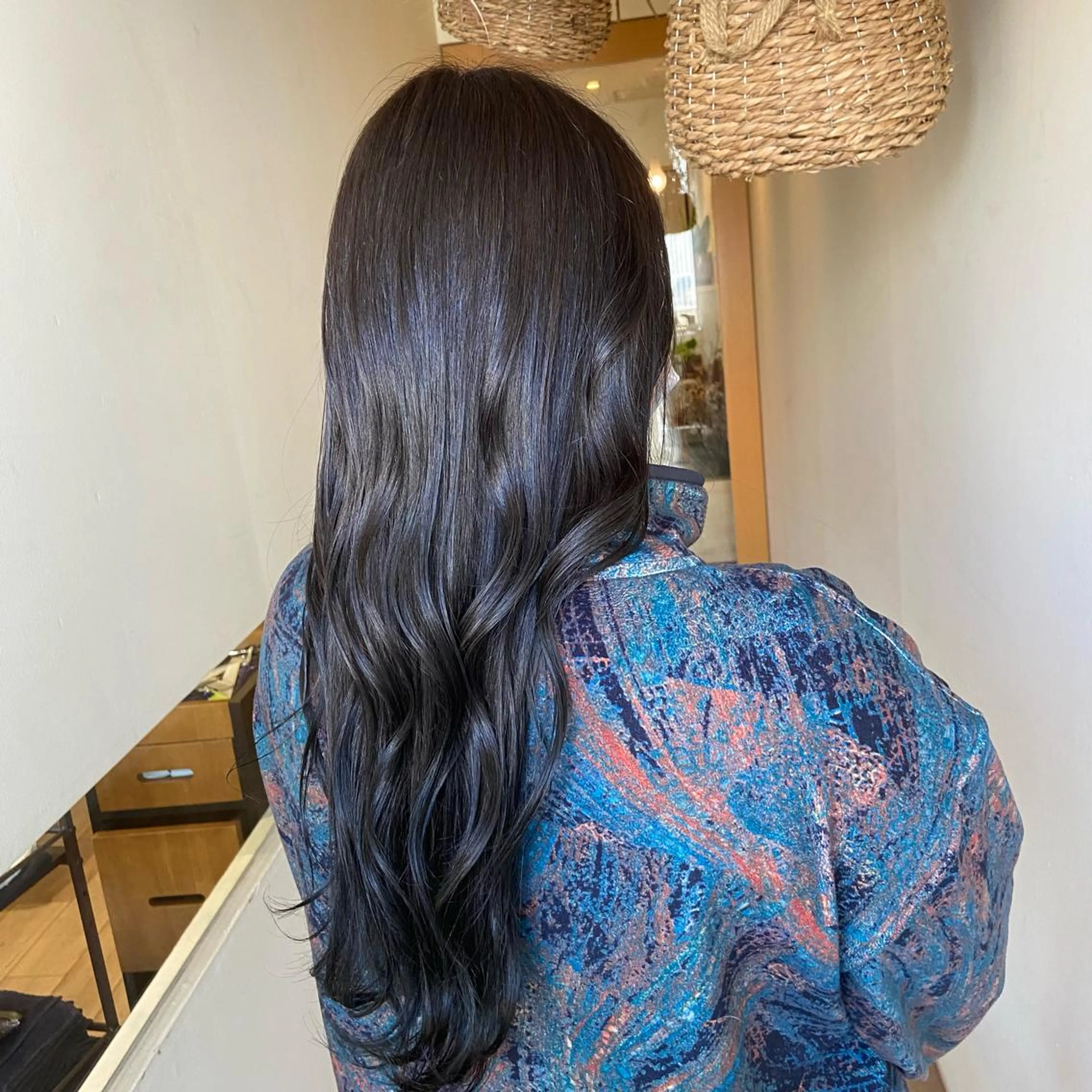 ロング カラー 黒髪 ブルーカラー ブルーブラック ヘアカラー トリートメント 清原 里菜のヘアスタイル