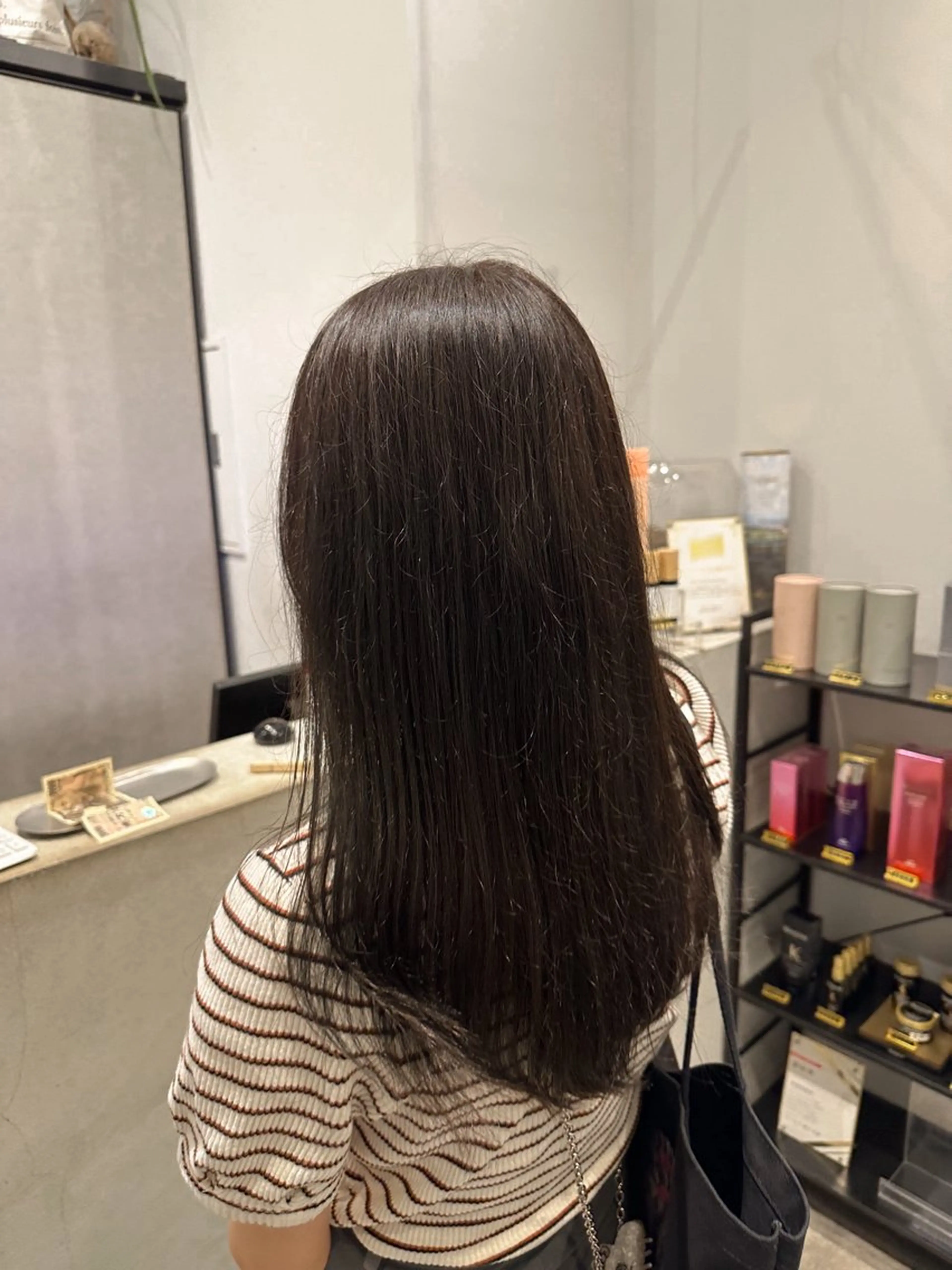 ミディアム カラー グレージュ 川口開世 ショートカットのヘアスタイル