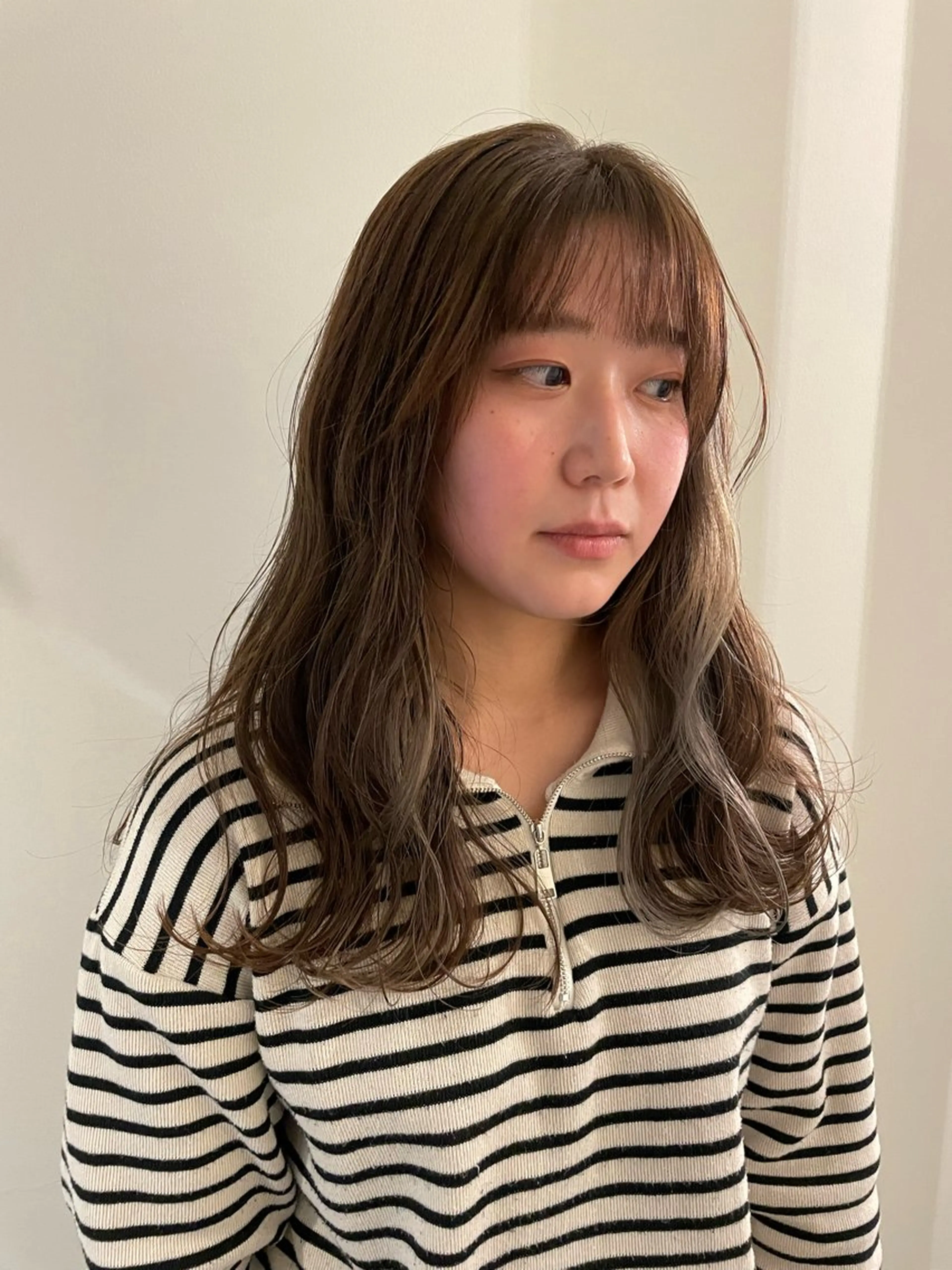 セミロング カラー ブリーチ イヤリングカラー グレージュ ヘアカラー 渋谷 留菜のヘアスタイル