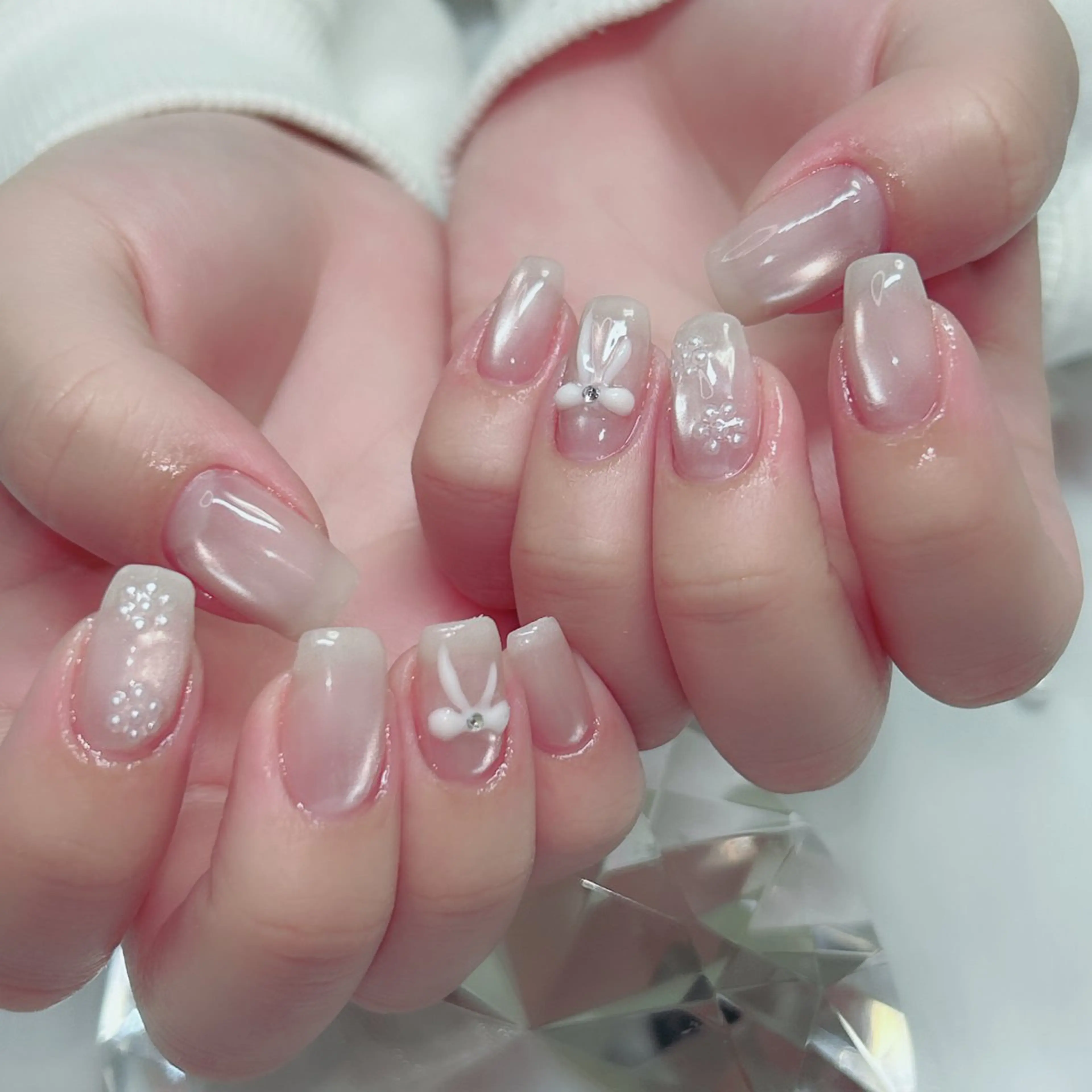 ネイル オーロラネイル フラワーネイル フレンチネイル キラキラネイル ラメ(グリッター) ハンドネイル Cute Tips nailのネイルデザイン