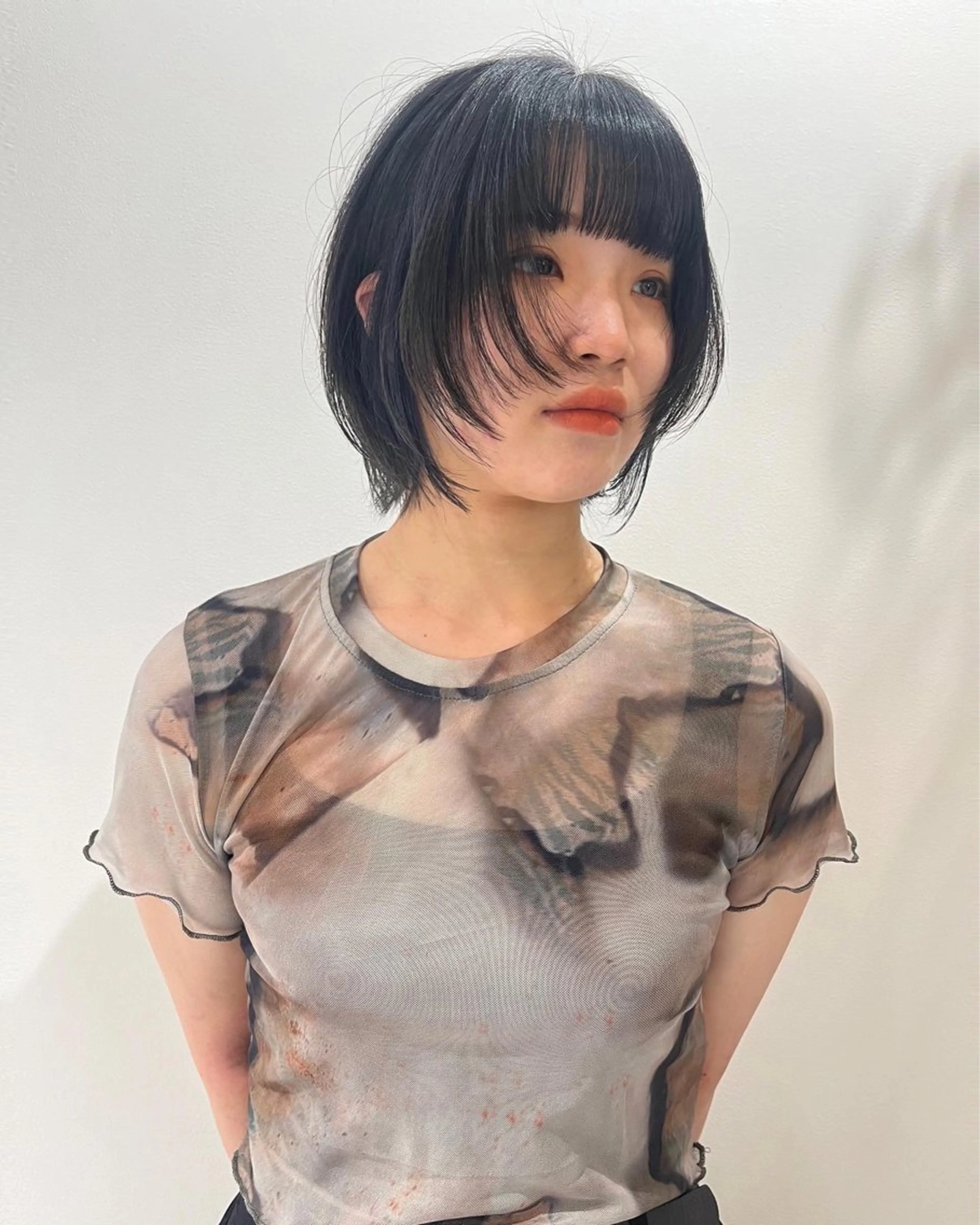 ショート カラー ダークグレー 顔まわりレイヤー 顔周りカット レイヤーカット ヘアセット🎀パーマ Tsubasaのヘアスタイル