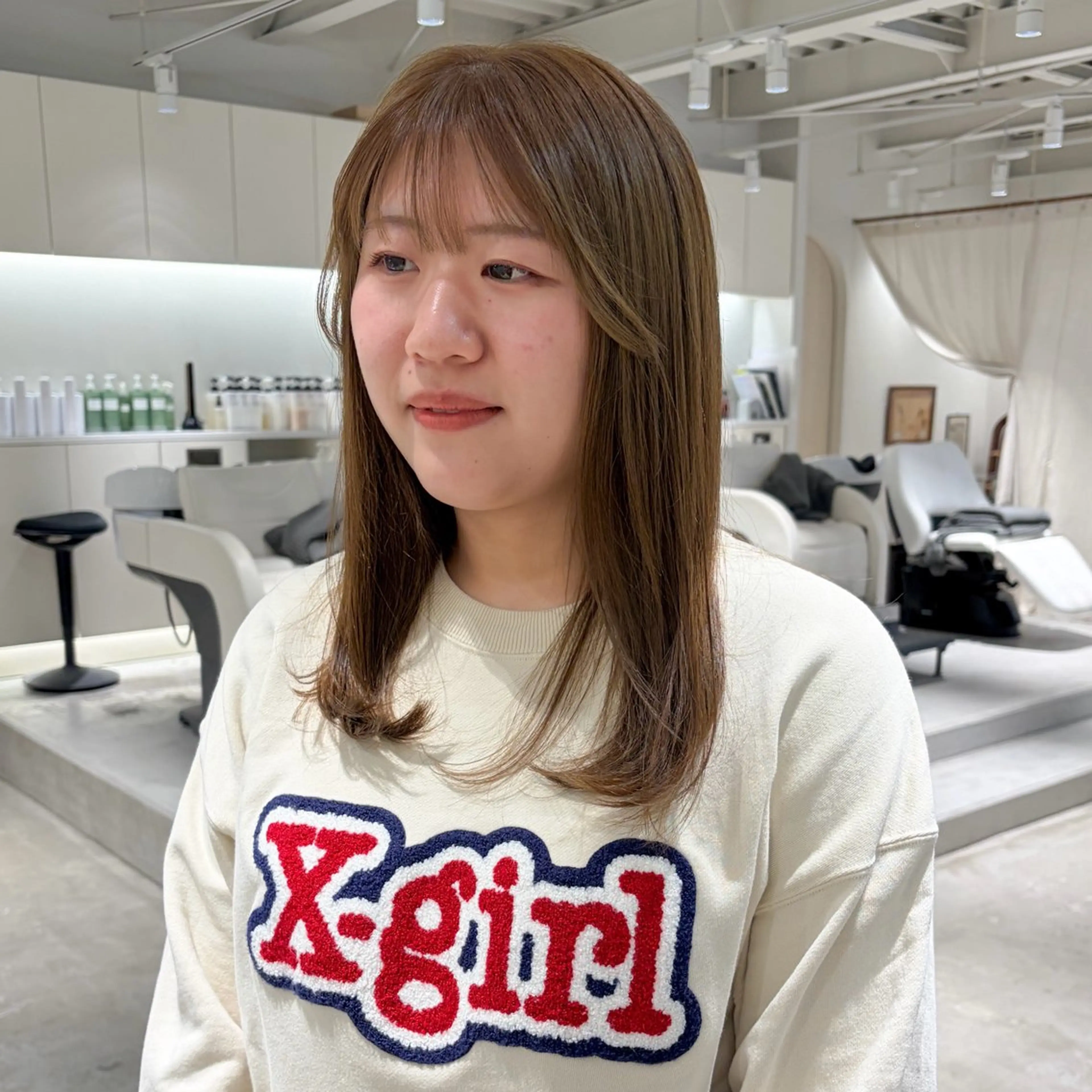 ロング カラー ベージュカラー オリーブベージュ ヘアカラー 周東 芽依のヘアスタイル