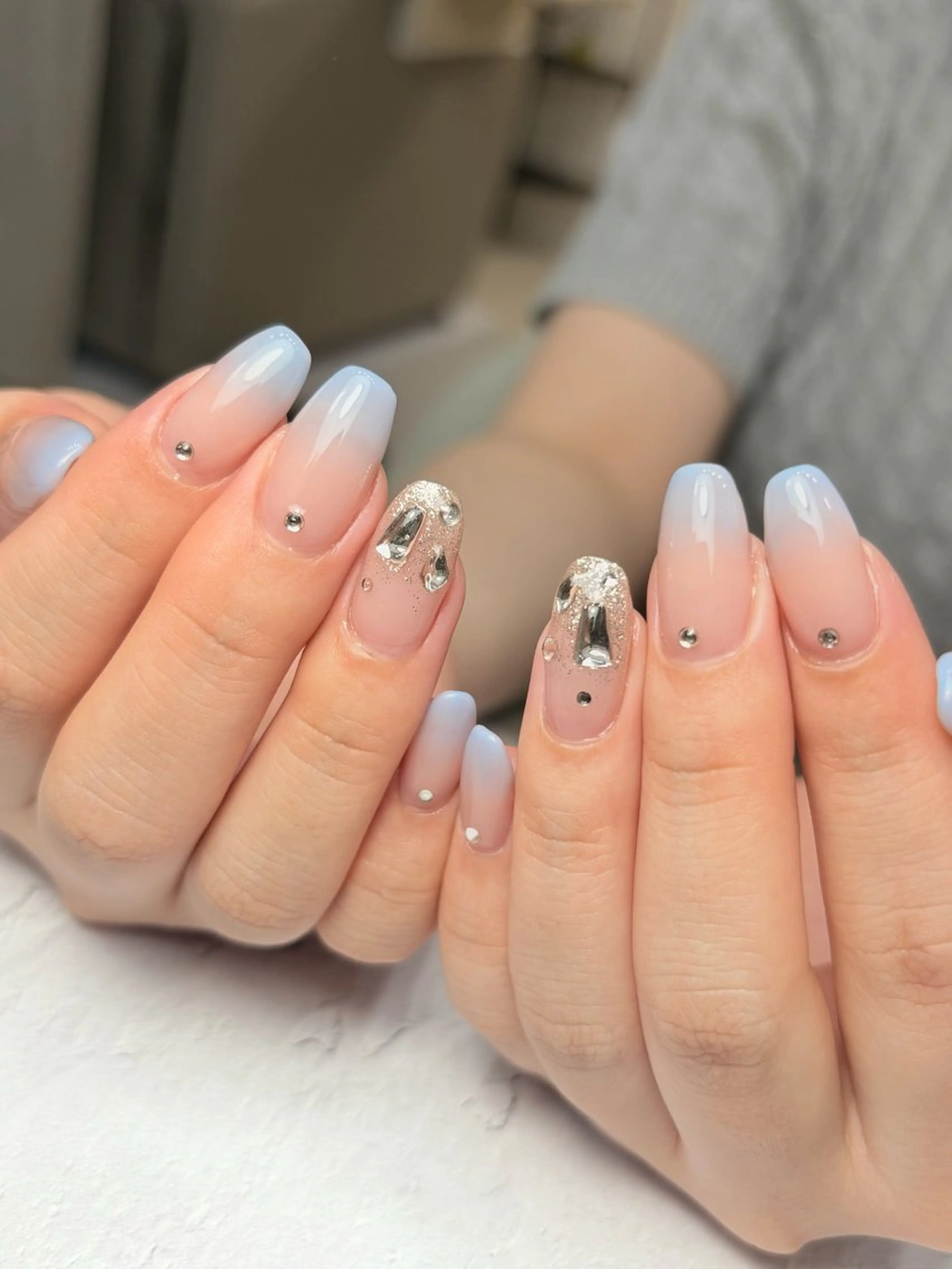 ネイル クリアネイル グラデーション キラキラネイル 水色 オフィスネイル 深爪矯正自爪育成専門 natuleaのネイルデザイン