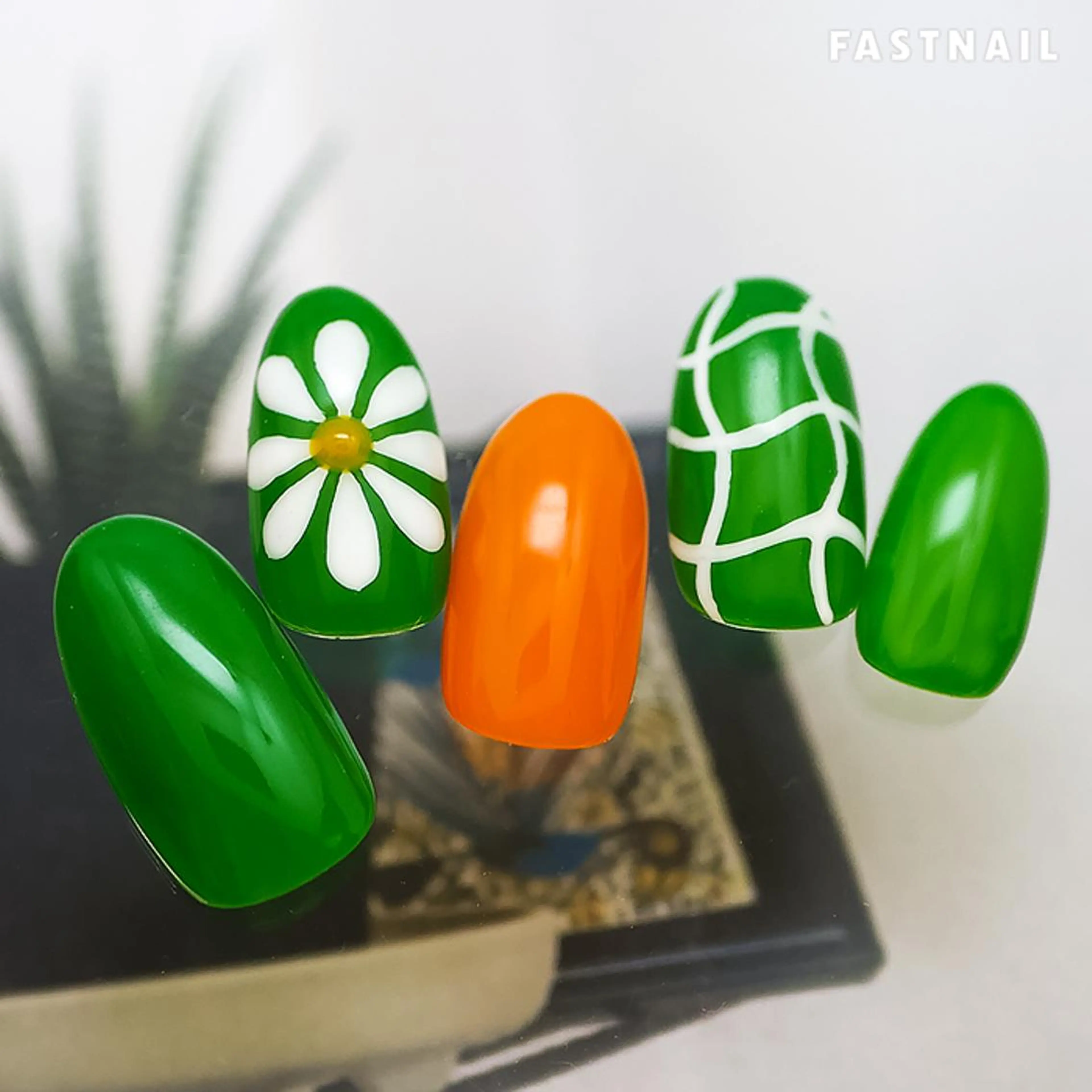 ネイル フットネイル フレンチネイル ジェルネイル グリーン ワンカラーネイル ファストネイル ロコ 春日のネイルデザイン