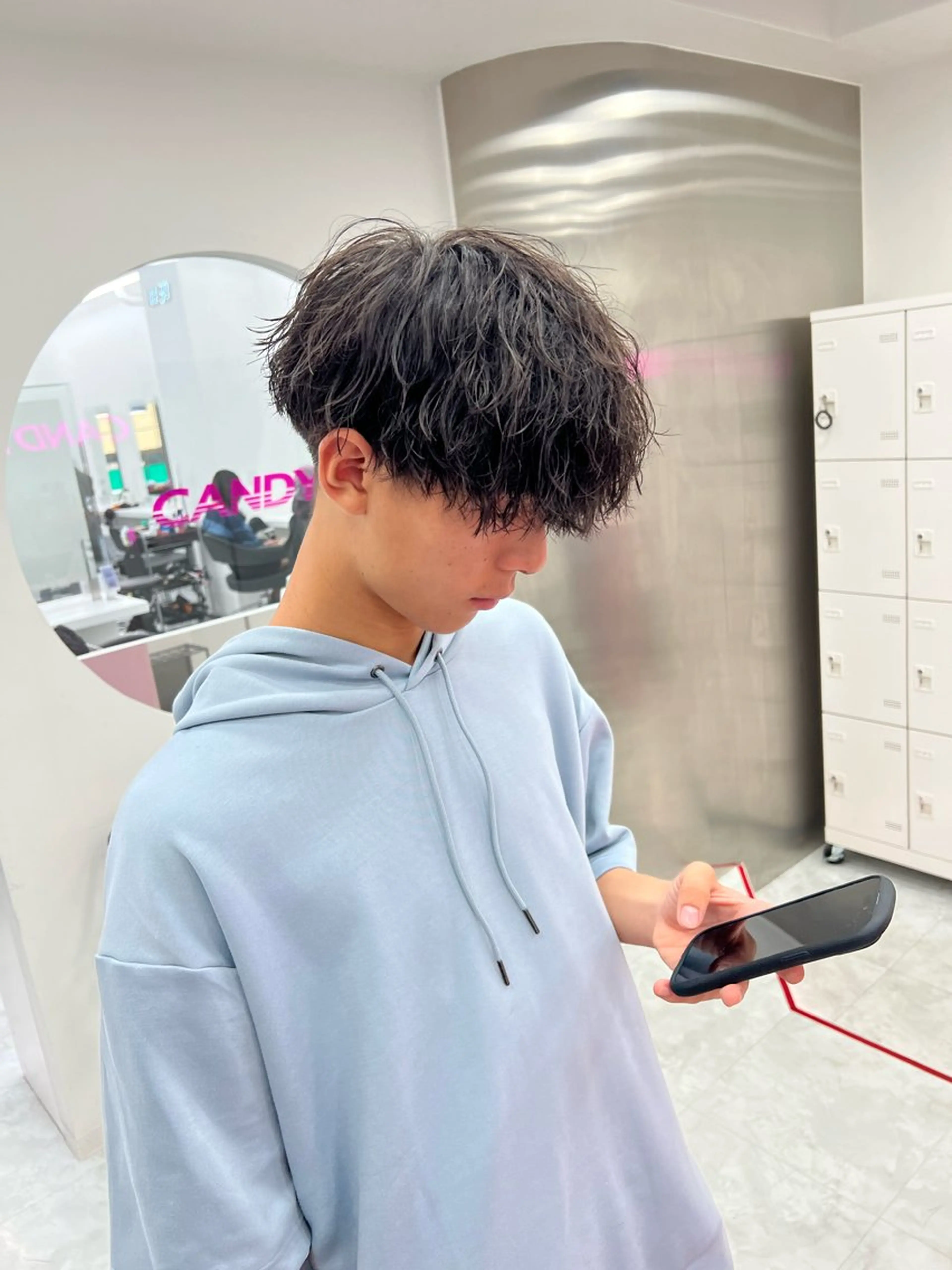 ミディアム パーマ メンズ ミディアムパーマ センターパート メンズ韓国風 韓国マッシュ マッシュウルフ メンズパーマ特化 TAIGAのヘアスタイル