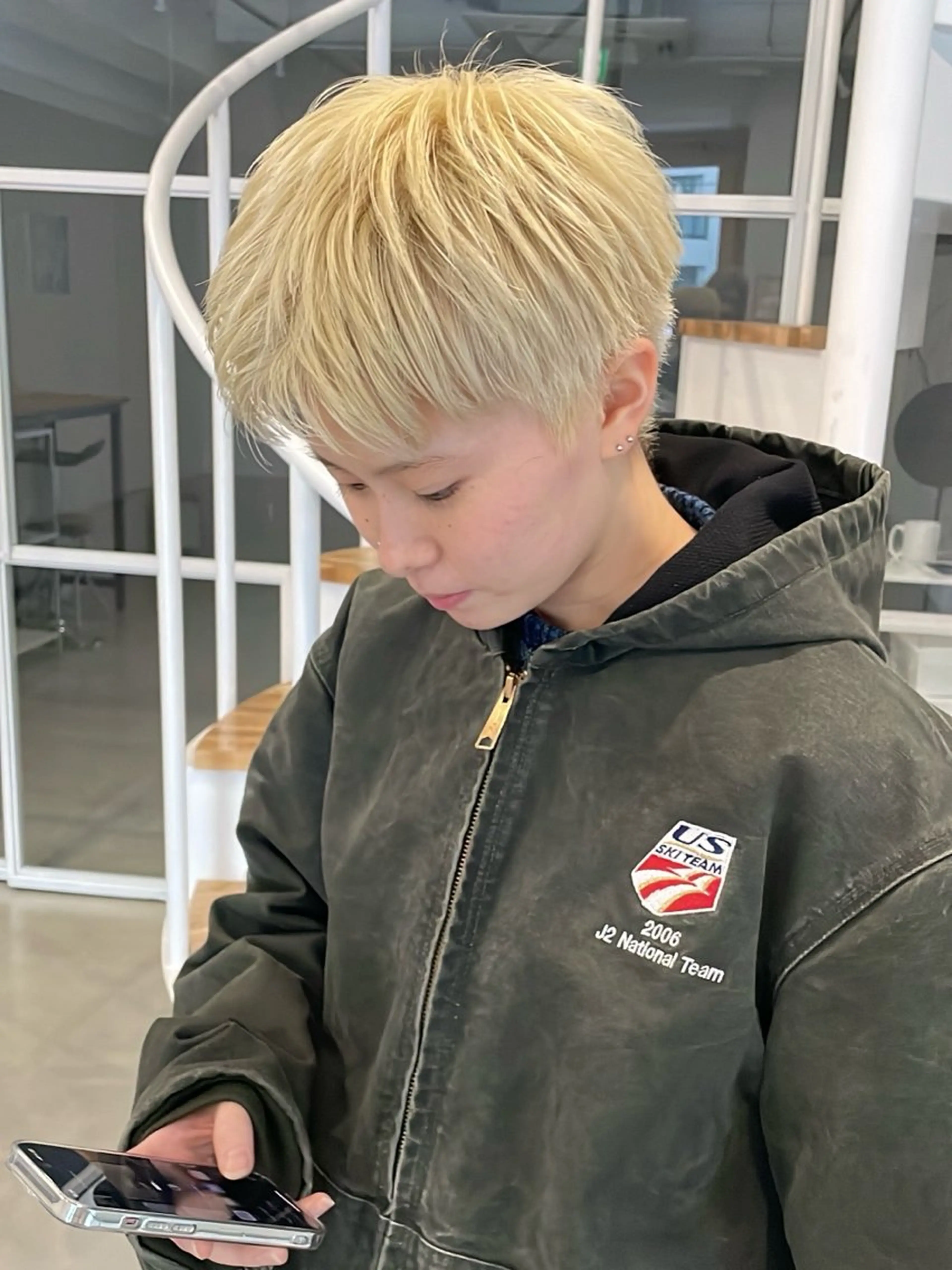 ショート ヘアカラー Mëw &のヘアスタイル