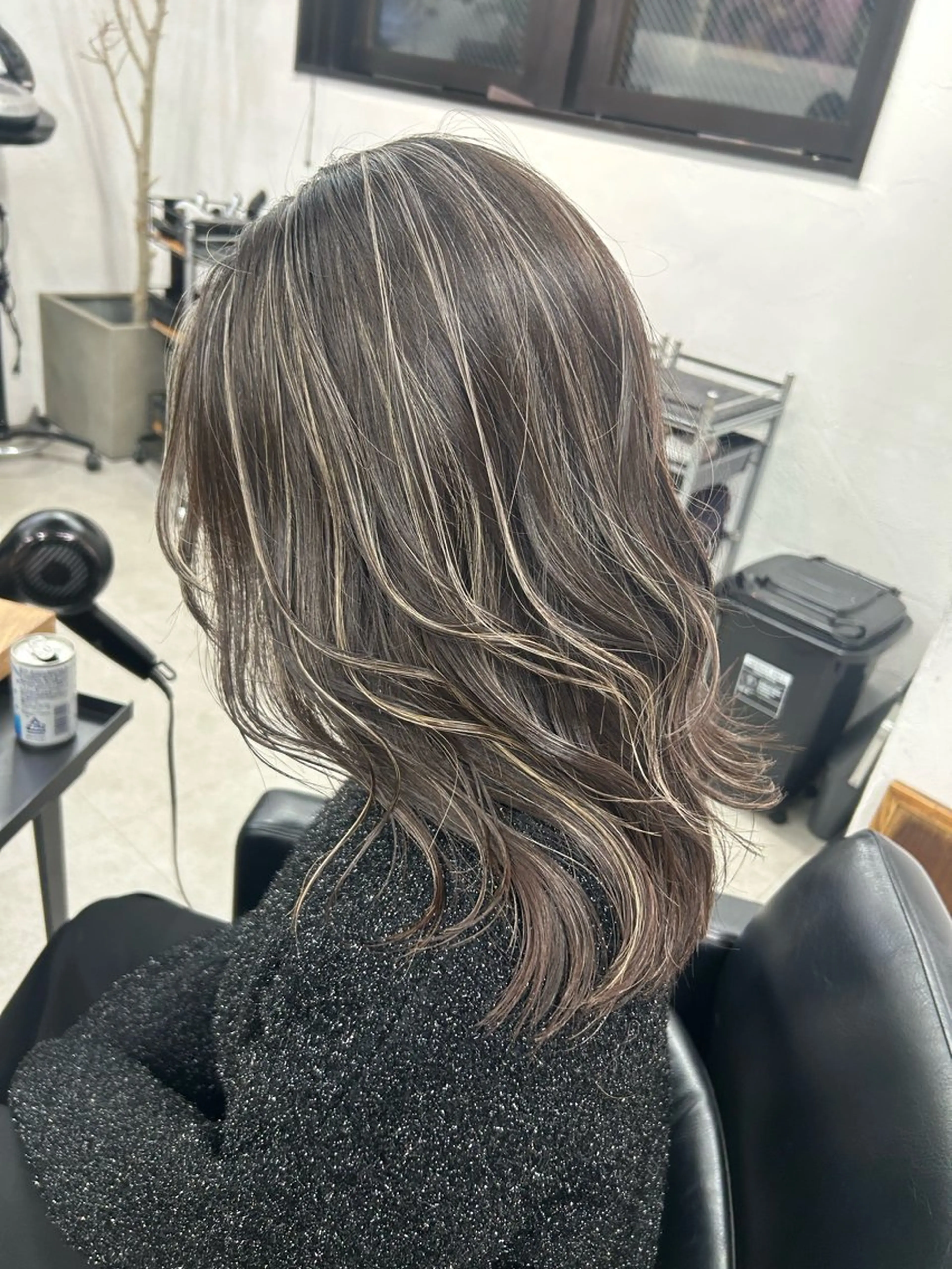 セミロング カラー ハイライトカラー ハイライト トリートメント RYOSUKE ハイトーンのヘアスタイル