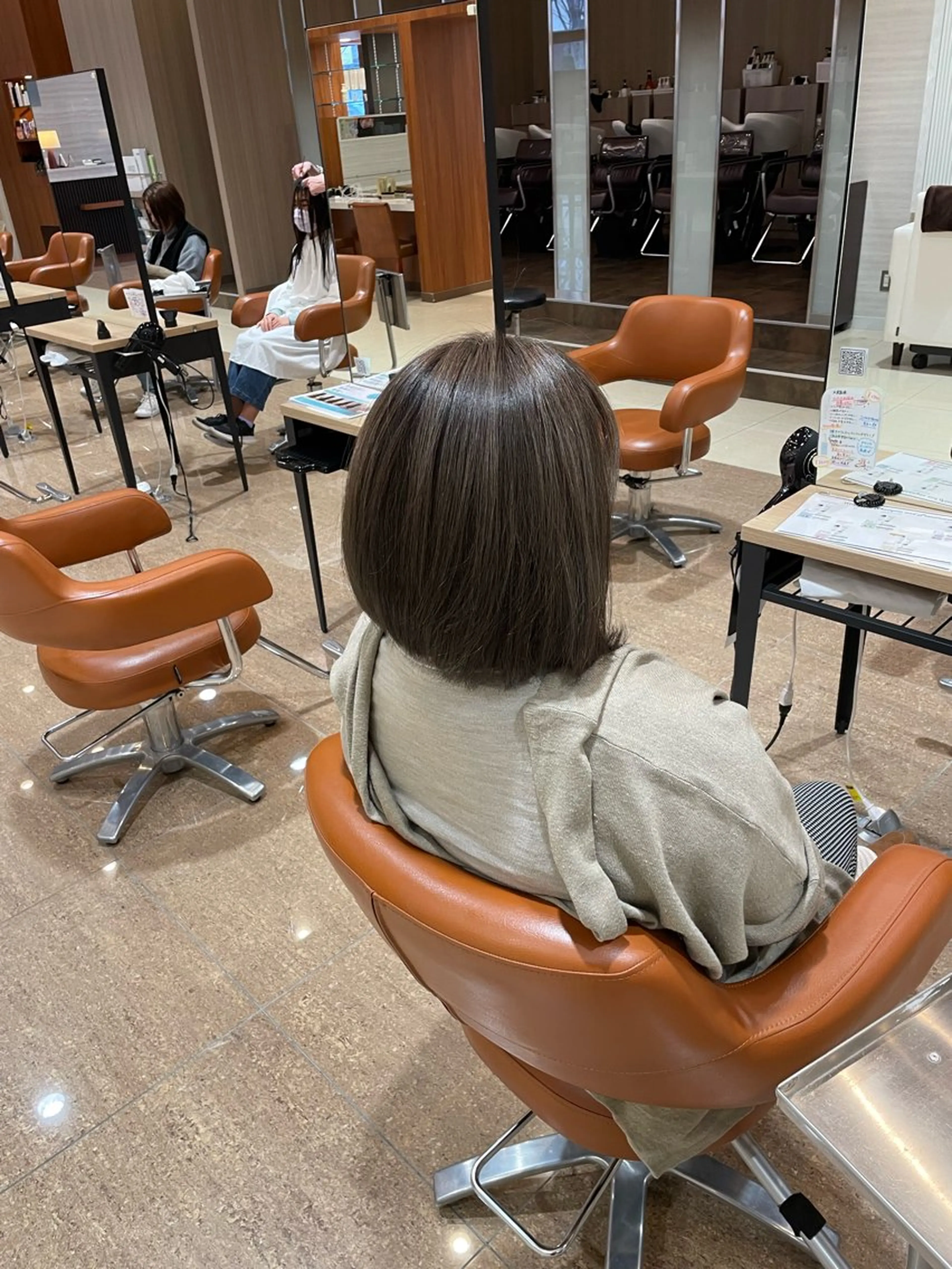 ミディアム 脱白髪染め白髪ぼかし TERA（寺崎）のヘアスタイル