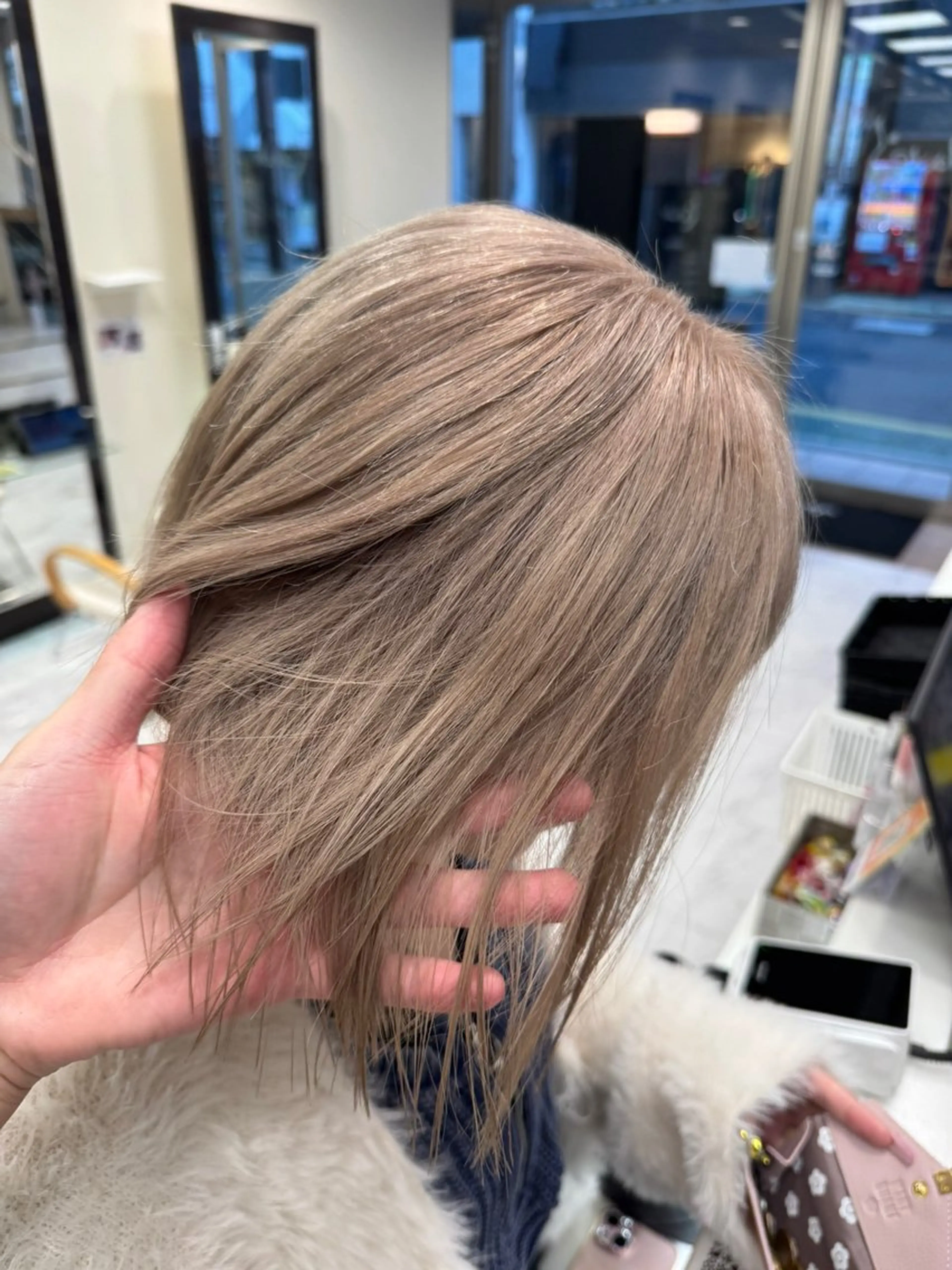 ミディアム カラー ヘアアレンジ 切りっぱなしボブ ミディアムレイヤー ベージュカラー ブリーチ デザインカラー カット ヘアカラー トリートメント Zina 大宮所属・目黒 碧人のヘアスタイル