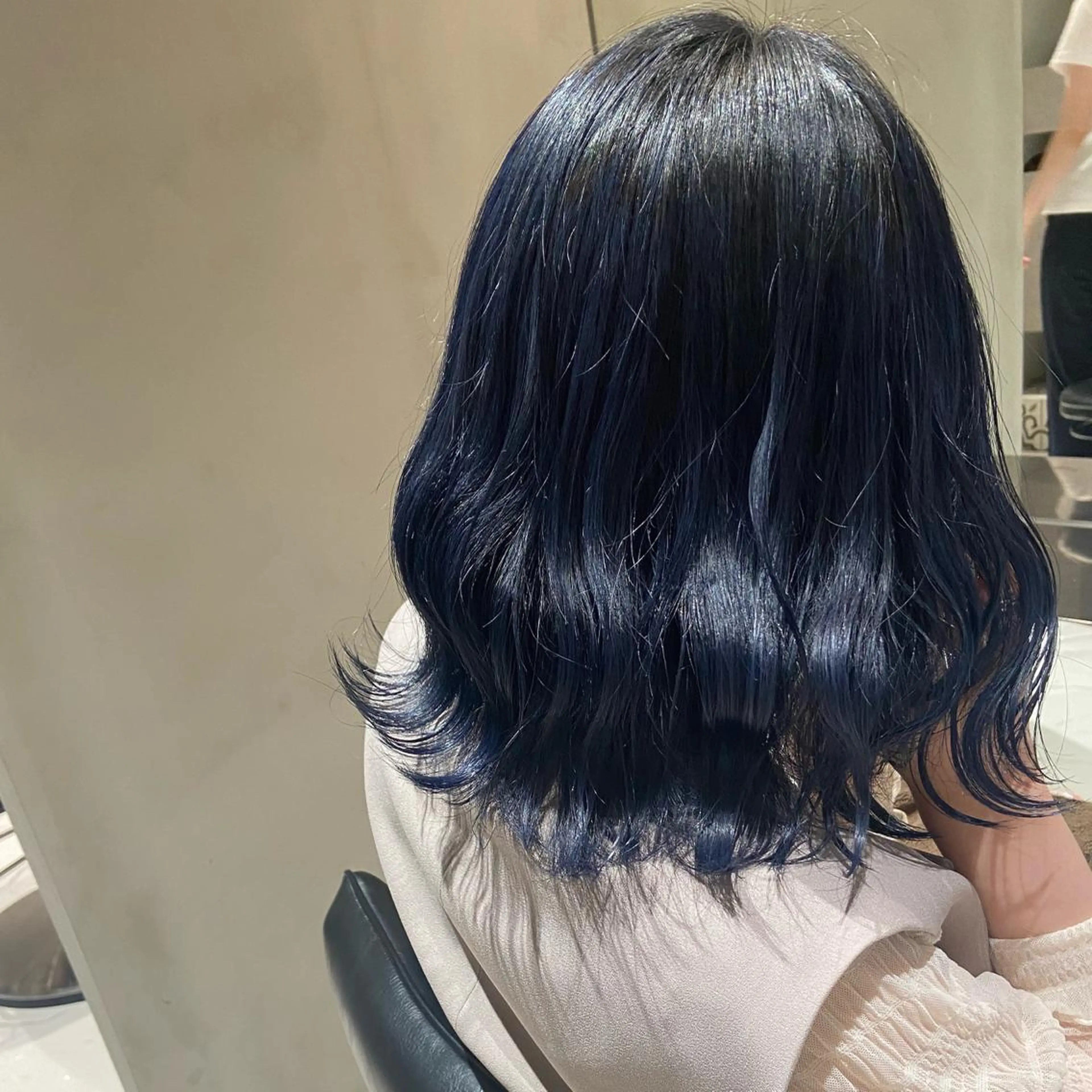 ミディアム カラー ブルーカラー ブルーグレー ブルージュ 透明感カラー グレージュ カジュアルを女っぽく 𝗮𝘆𝗮𝗰𝗼のヘアスタイル