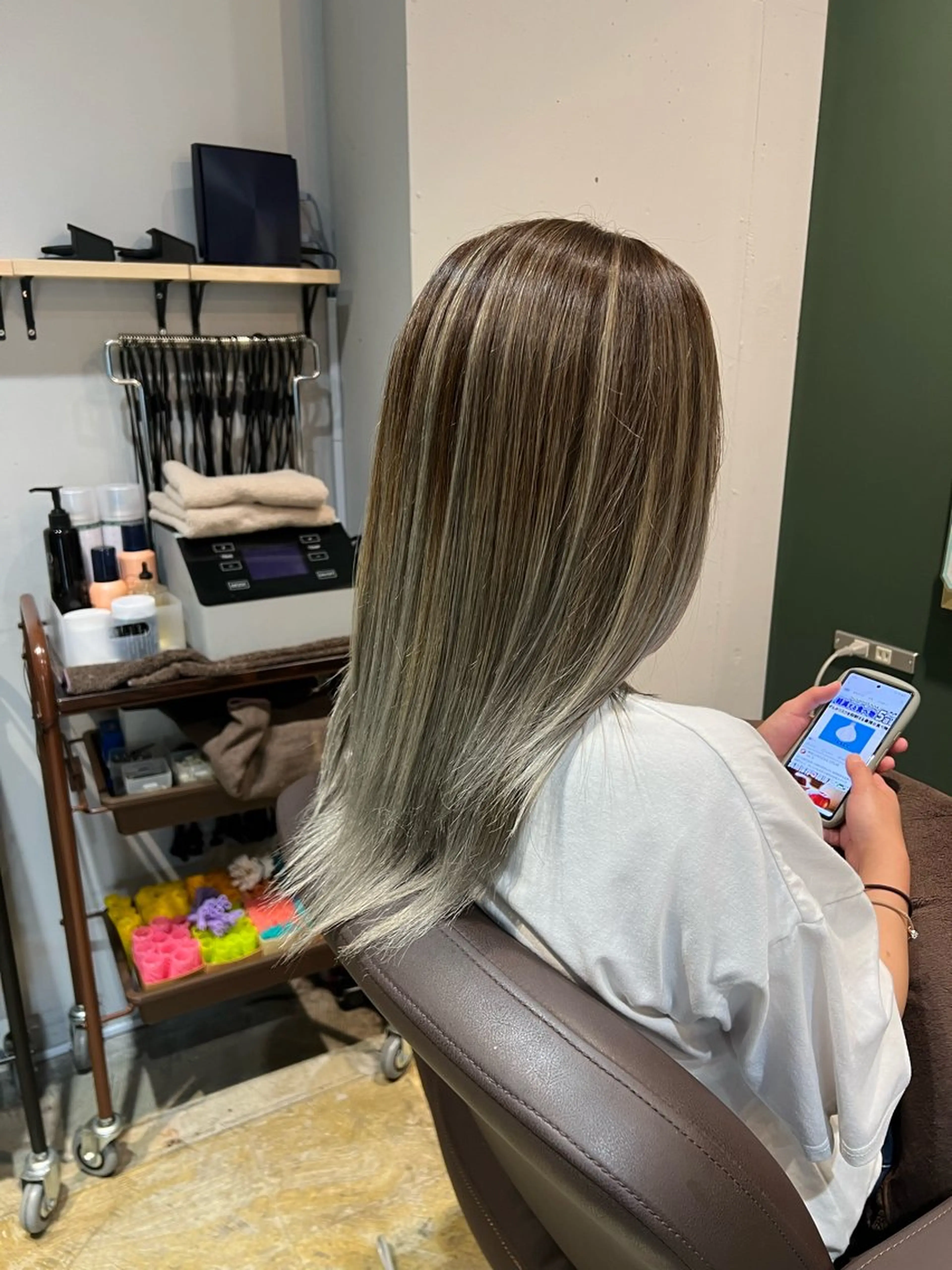 セミロング カラー バレイヤージュ ベージュカラー シルバー シルバーベージュ レイヤーカット ヘアカラー トリートメント ヘッドスパ カラースペシャリスト しょう🧑🏼‍🎨のヘアスタイル