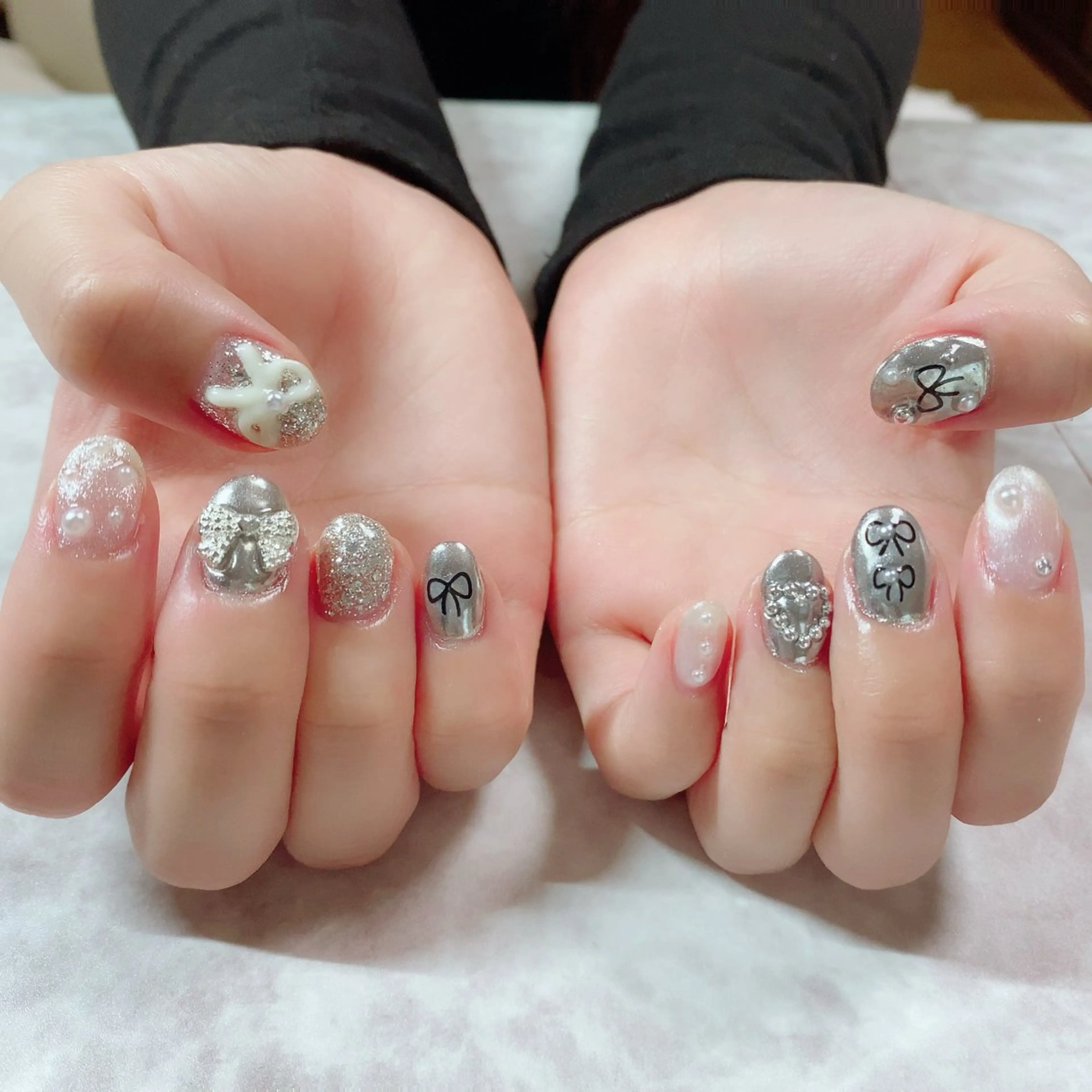 ネイル ラメ(グリッター) ミラーネイル リボン シルバー ホワイト マジョリカ ブルーのネイルデザイン