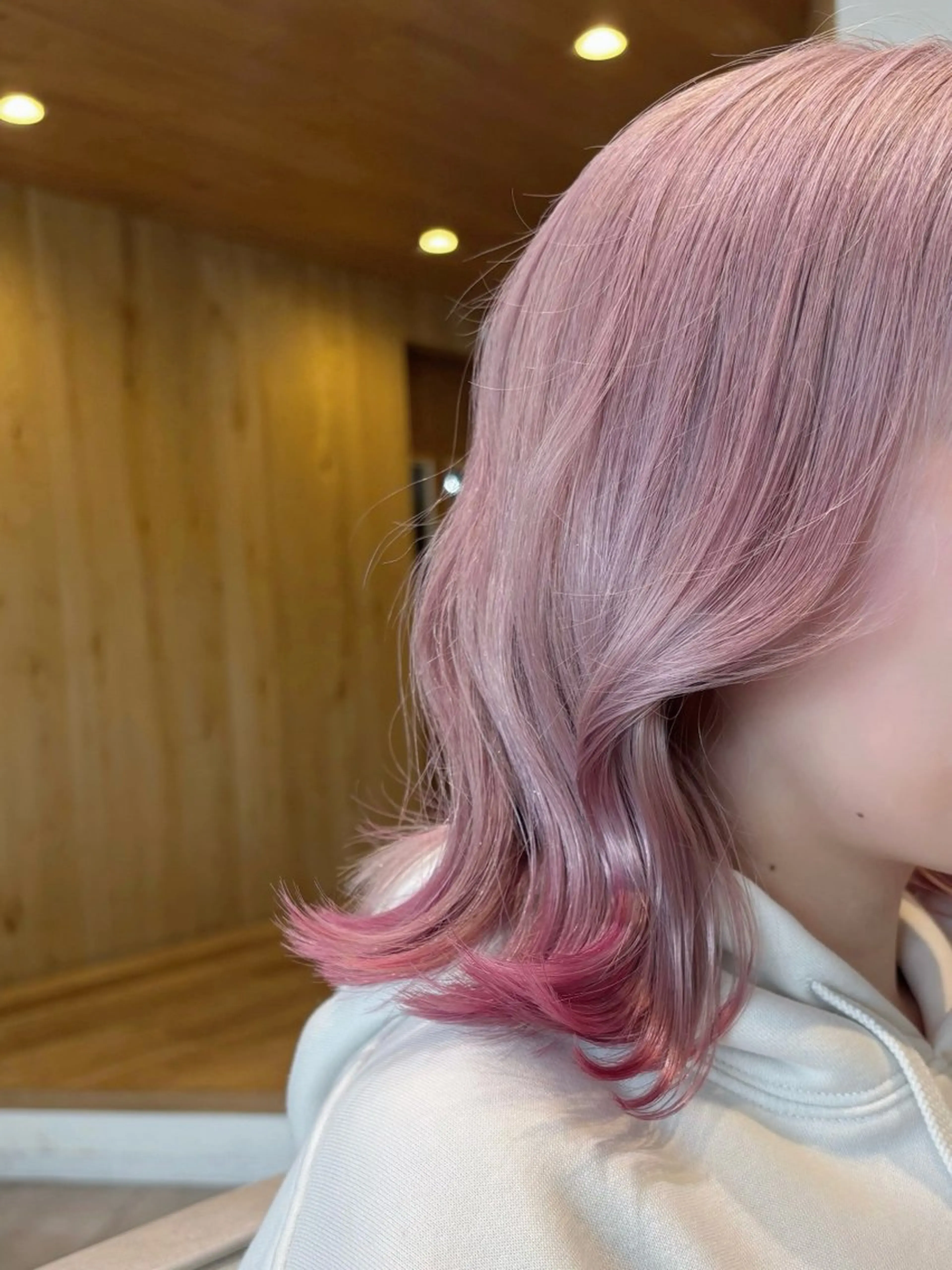 ミディアム カラー ベージュカラー ブリーチ ケアブリーチ デザインカラー ダブルカラー ヘアカラー トリートメント 肌に馴染むハイトーン /ミルクティーカラーのヘアスタイル