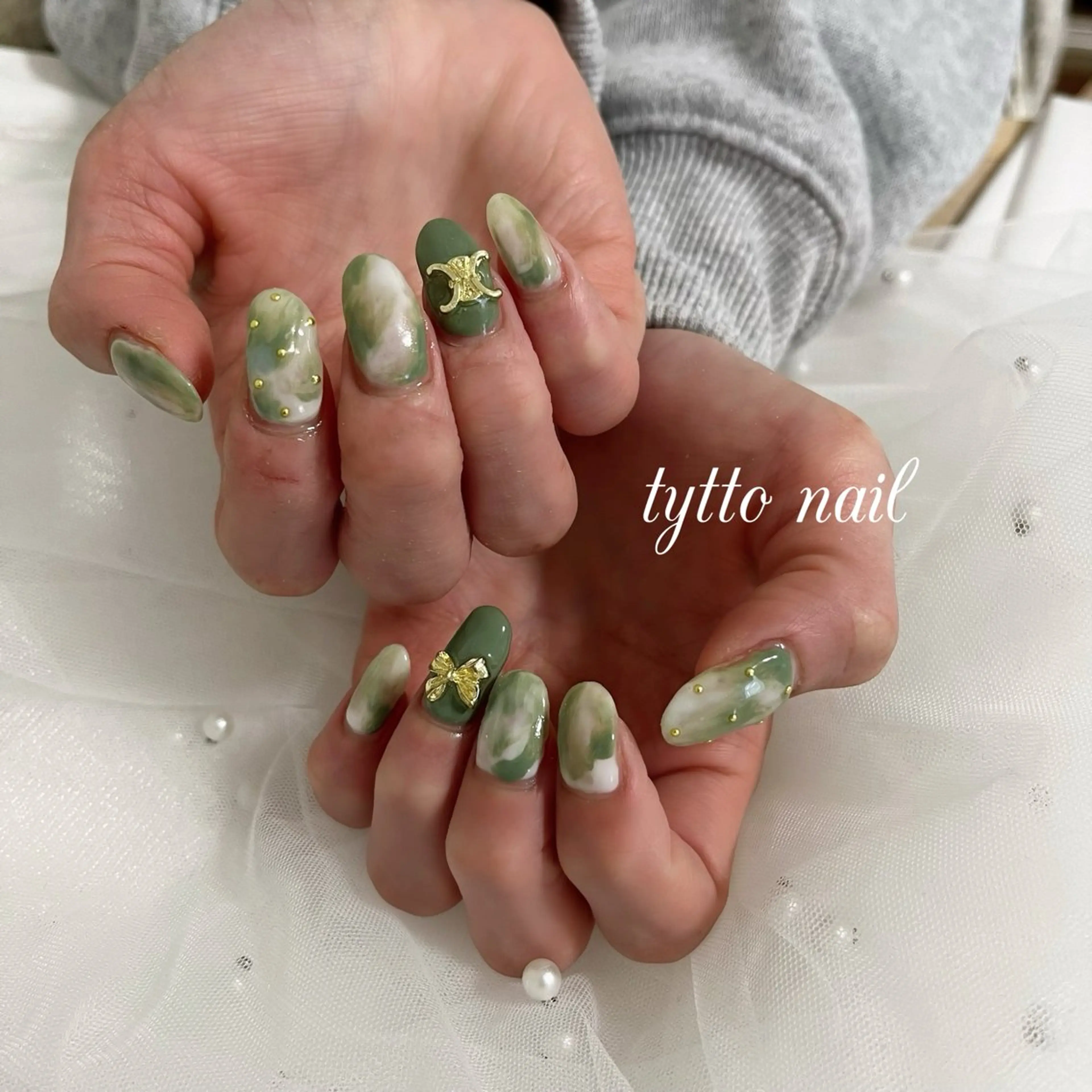 ネイル ゴールド グリーン キラキラネイル ニュアンスネイル オフィスネイル tytto nail ❤︎‪‪eri‪‪のネイルデザイン