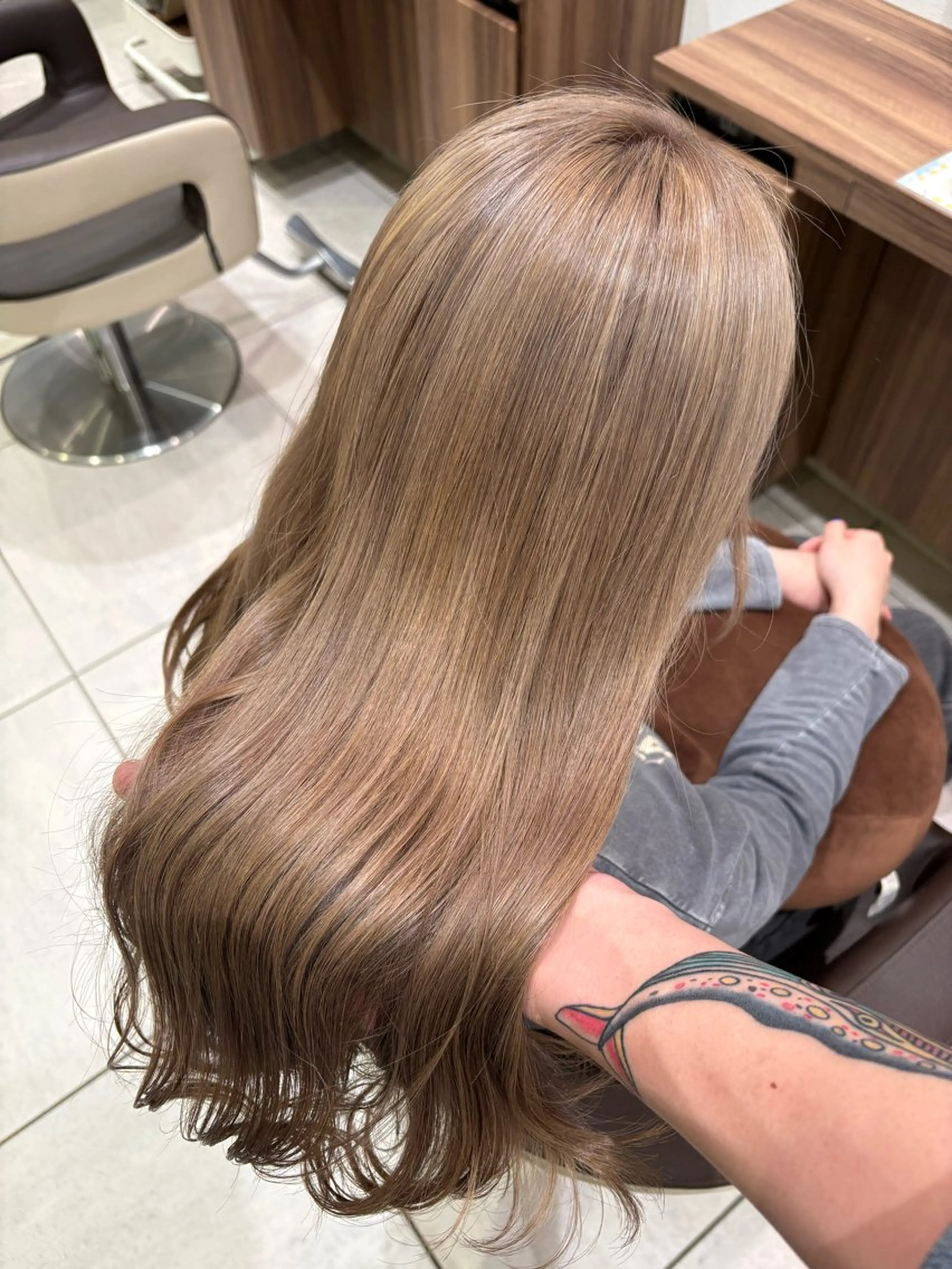 カラー グレージュ ミルクティーグレージュ ヘアカラー 黒澤 凌空のヘアスタイル