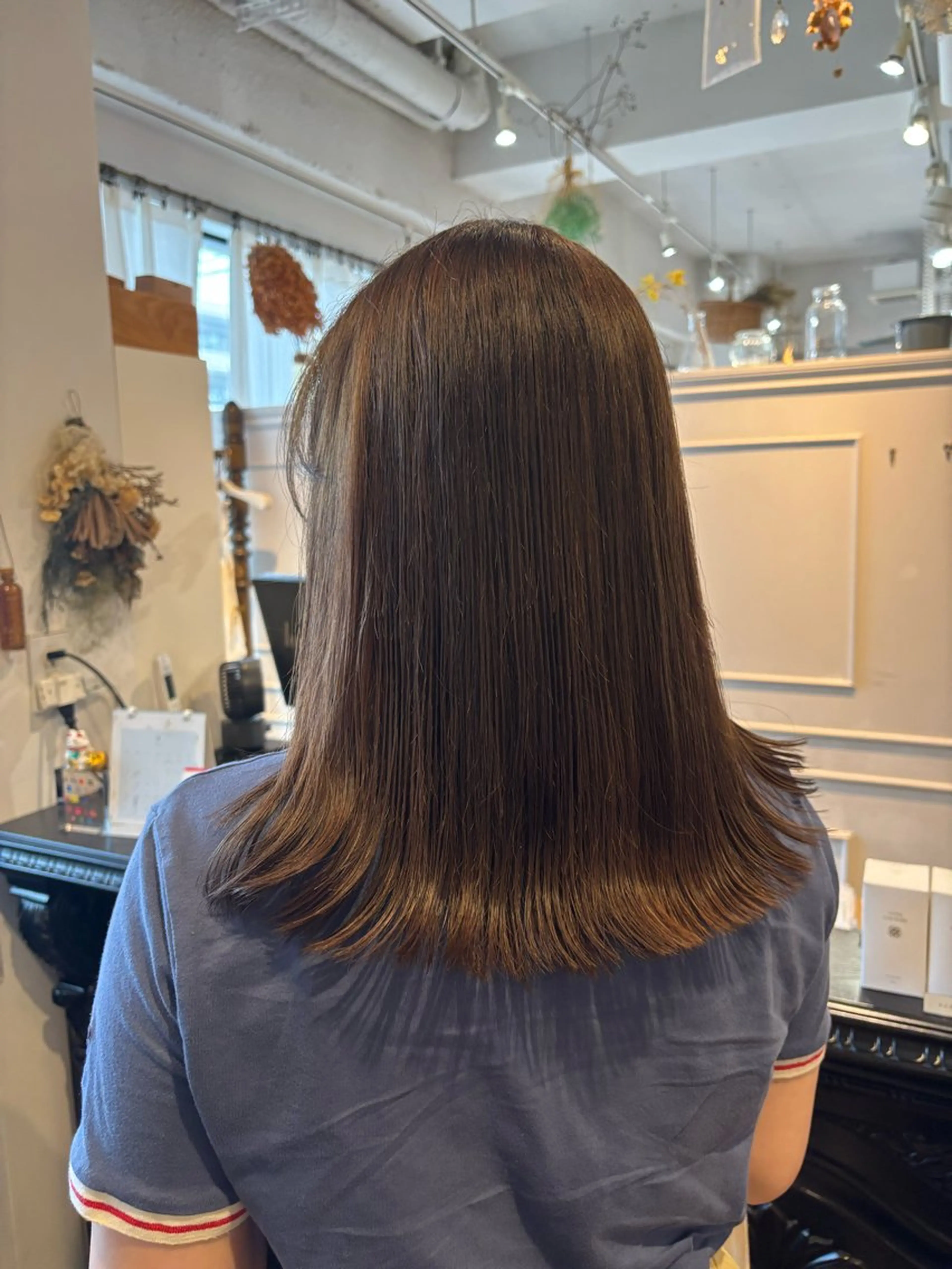 ミディアム 外ハネヘア トリコヘアサロン 新井千智のヘアスタイル