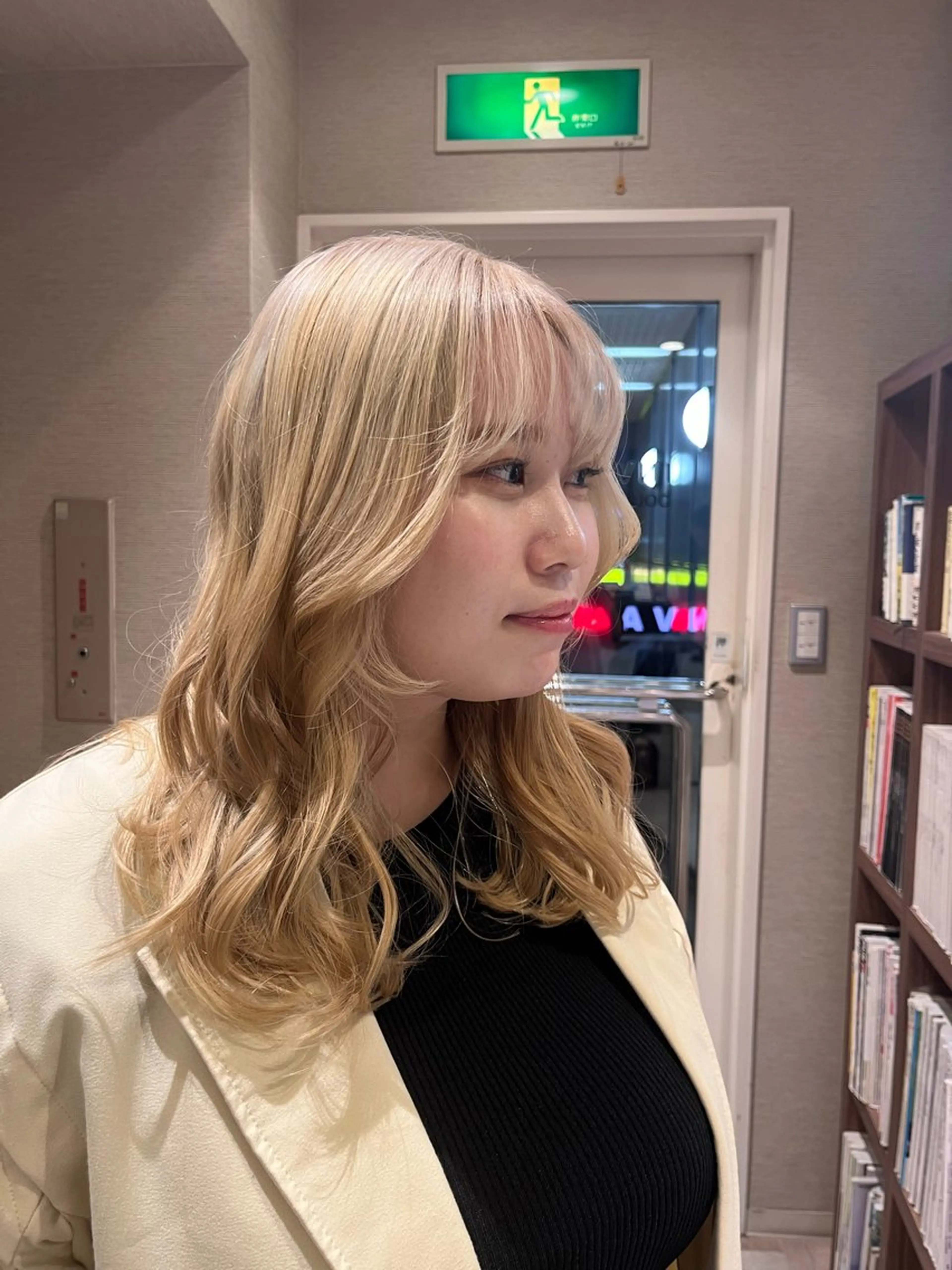 ロング カラー ベージュカラー 抜きっぱなしブロンド ブロンド ホワイトベージュ dogstar小林諒 パーマ/レイヤーのヘアスタイル