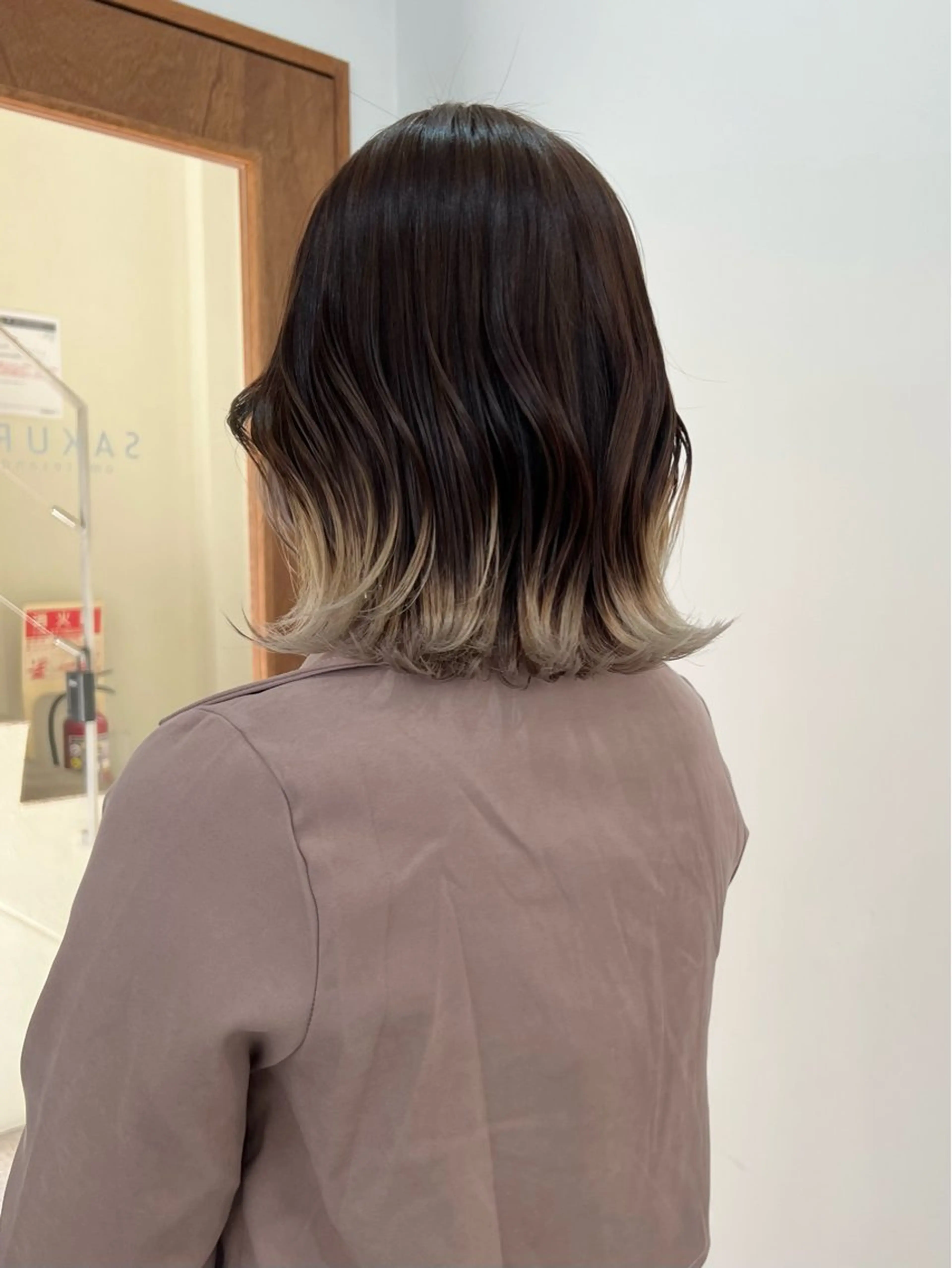 ミディアム カラー ブリーチ グレージュ ヘアカラー 切りっぱなしボブ/ ブリーチカラー/大塚のヘアスタイル