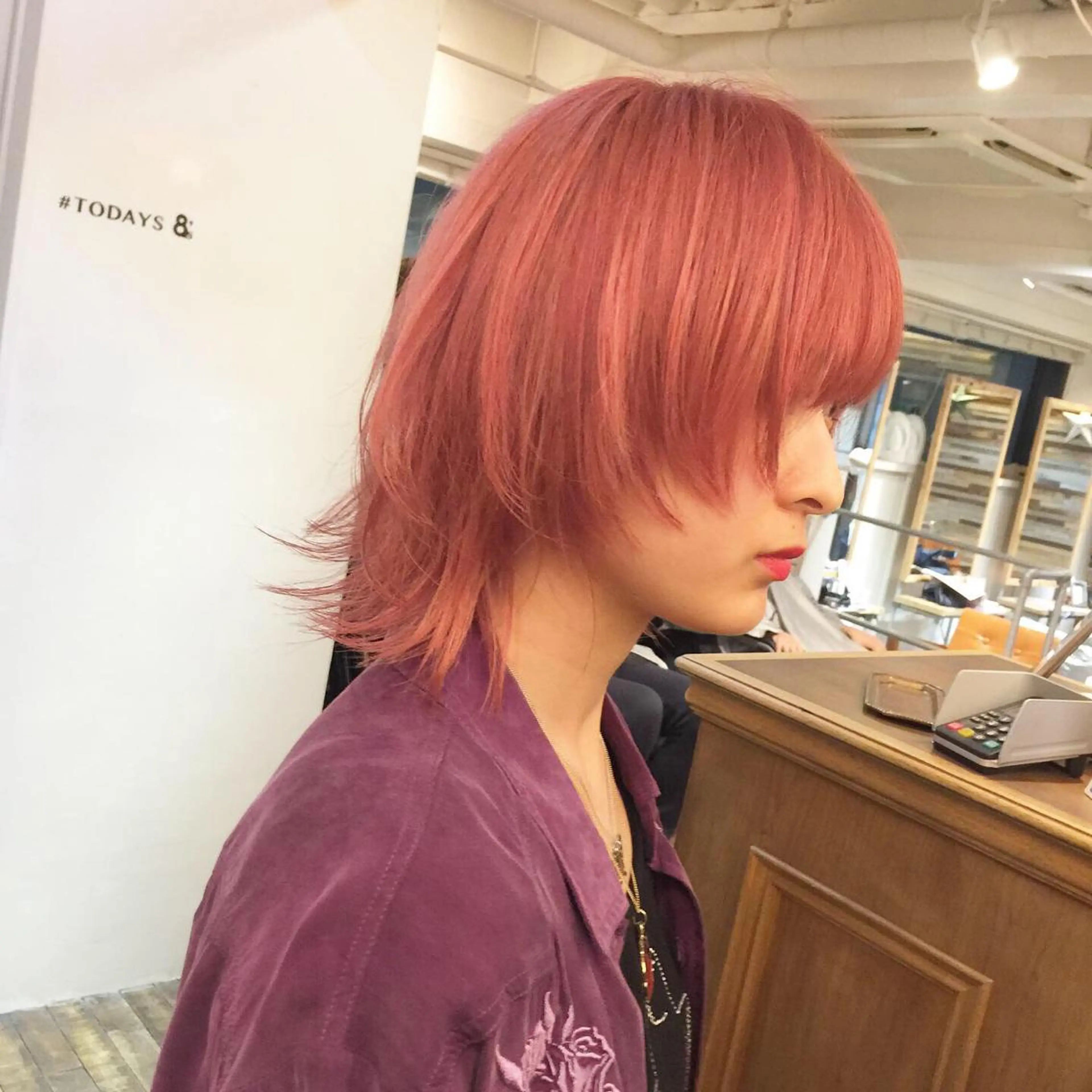 ミディアム カラー ピンクカラー ウルフカット ホワイト&レイヤーカ ットエクステ長畠俊輔のヘアスタイル