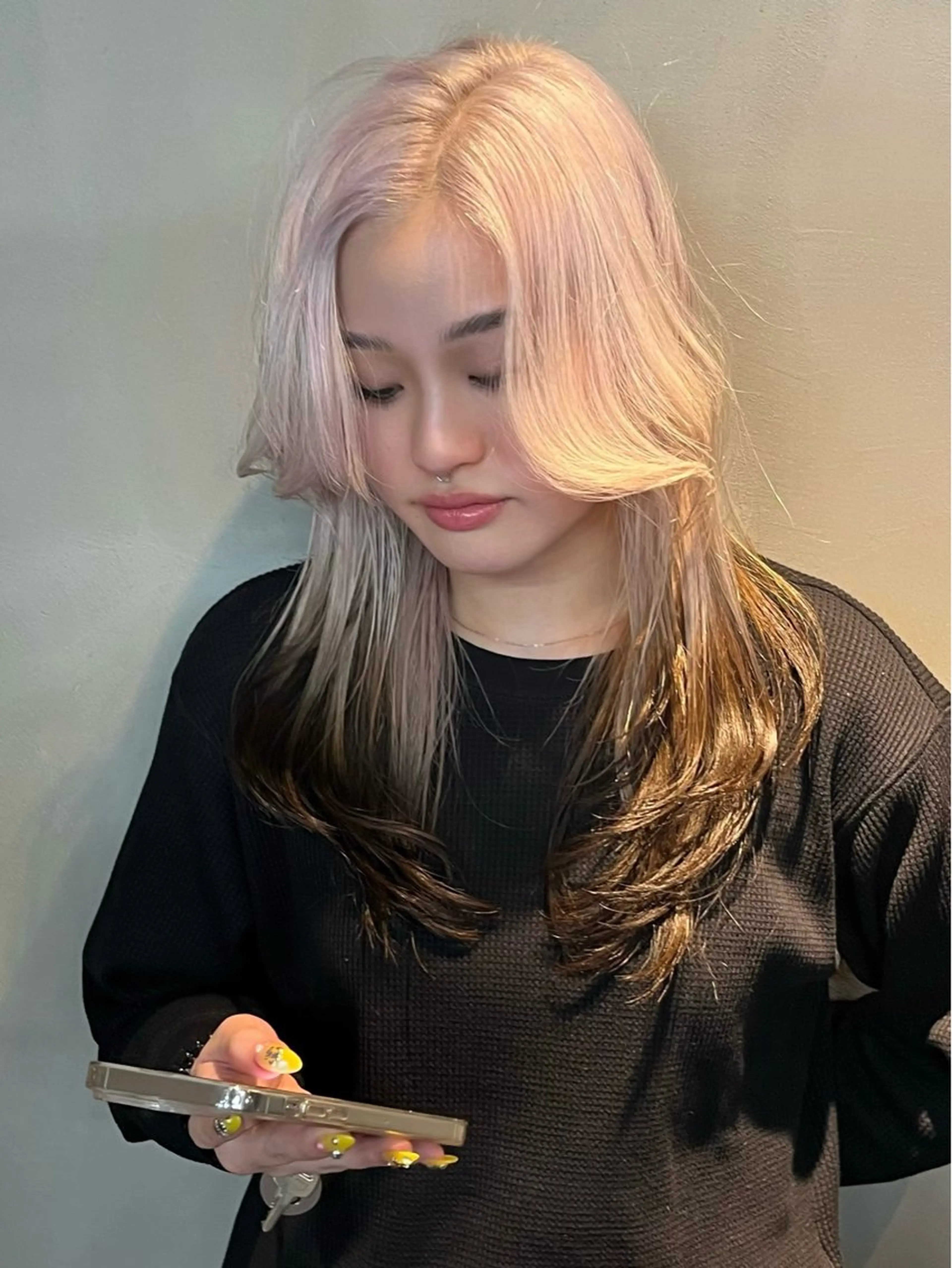 セミロング カラー イツク ⚡️ ルーツ/ハイトーンのヘアスタイル