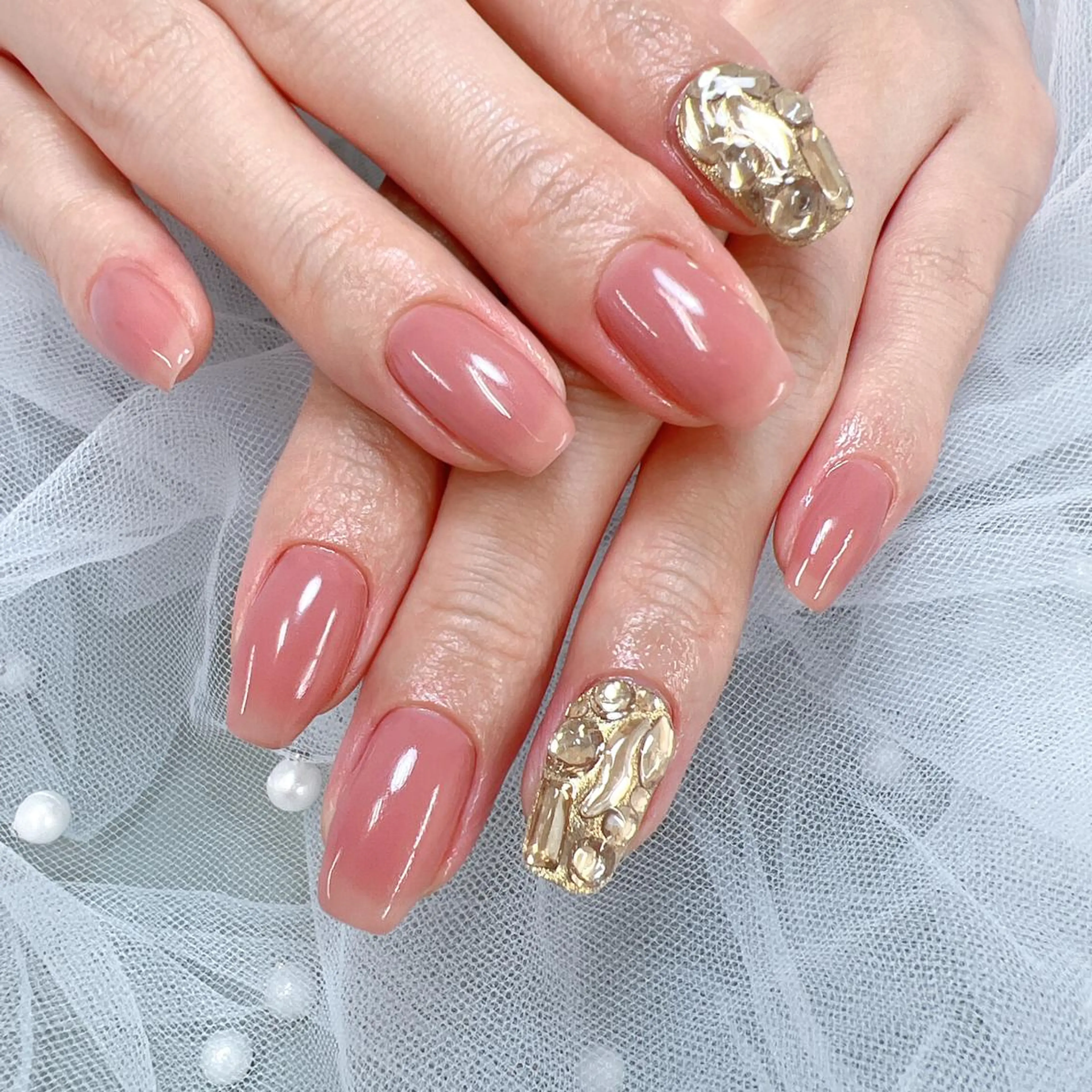 オフなしワンカラー+2本埋め尽くし/2本大きパーツ(ジェルオフあり+500円)(パーツ400円まで)の写真