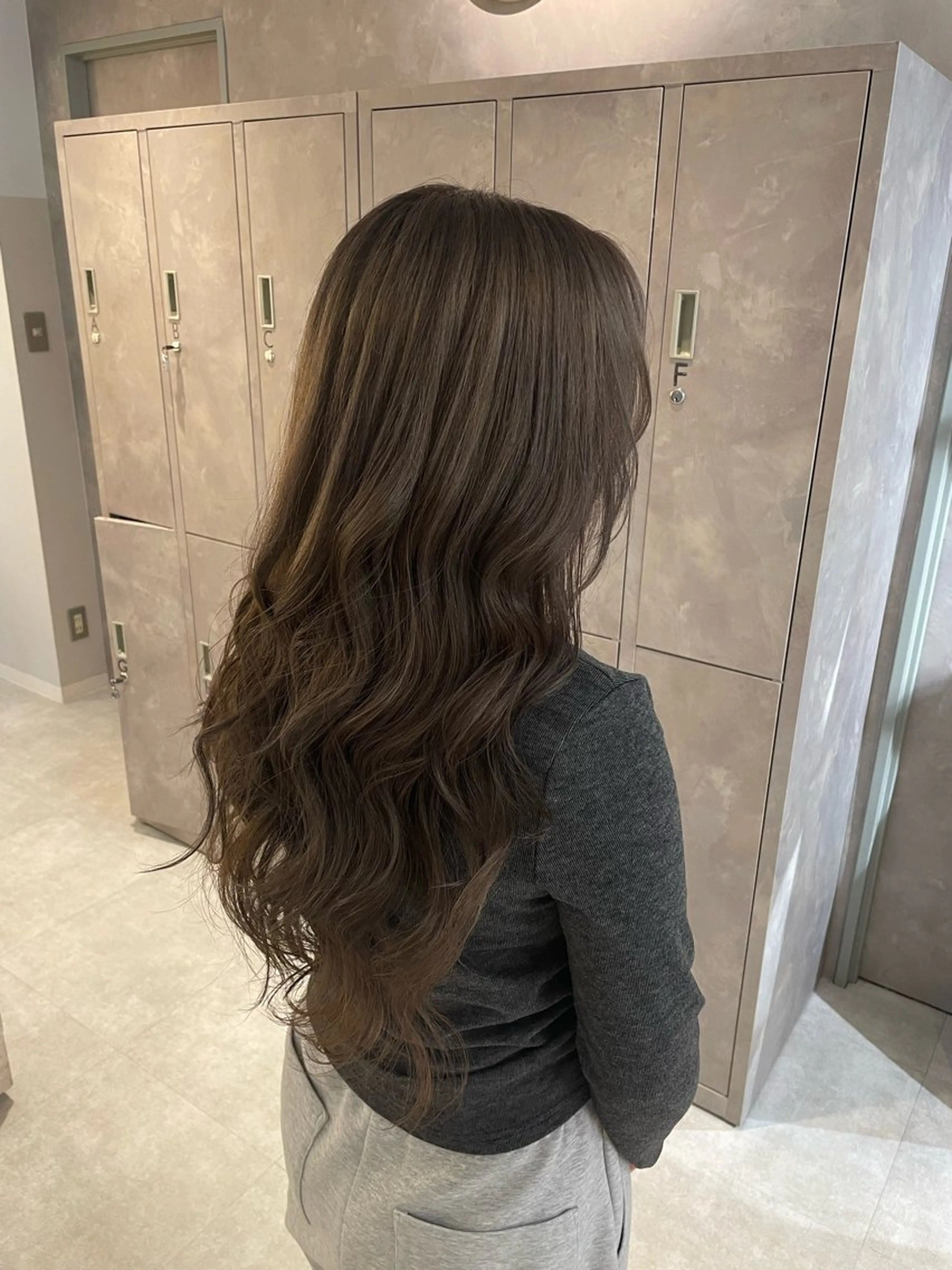 ロング カラー ベージュカラー ブリーチ グレージュ tocca千葉店 /せりなのヘアスタイル