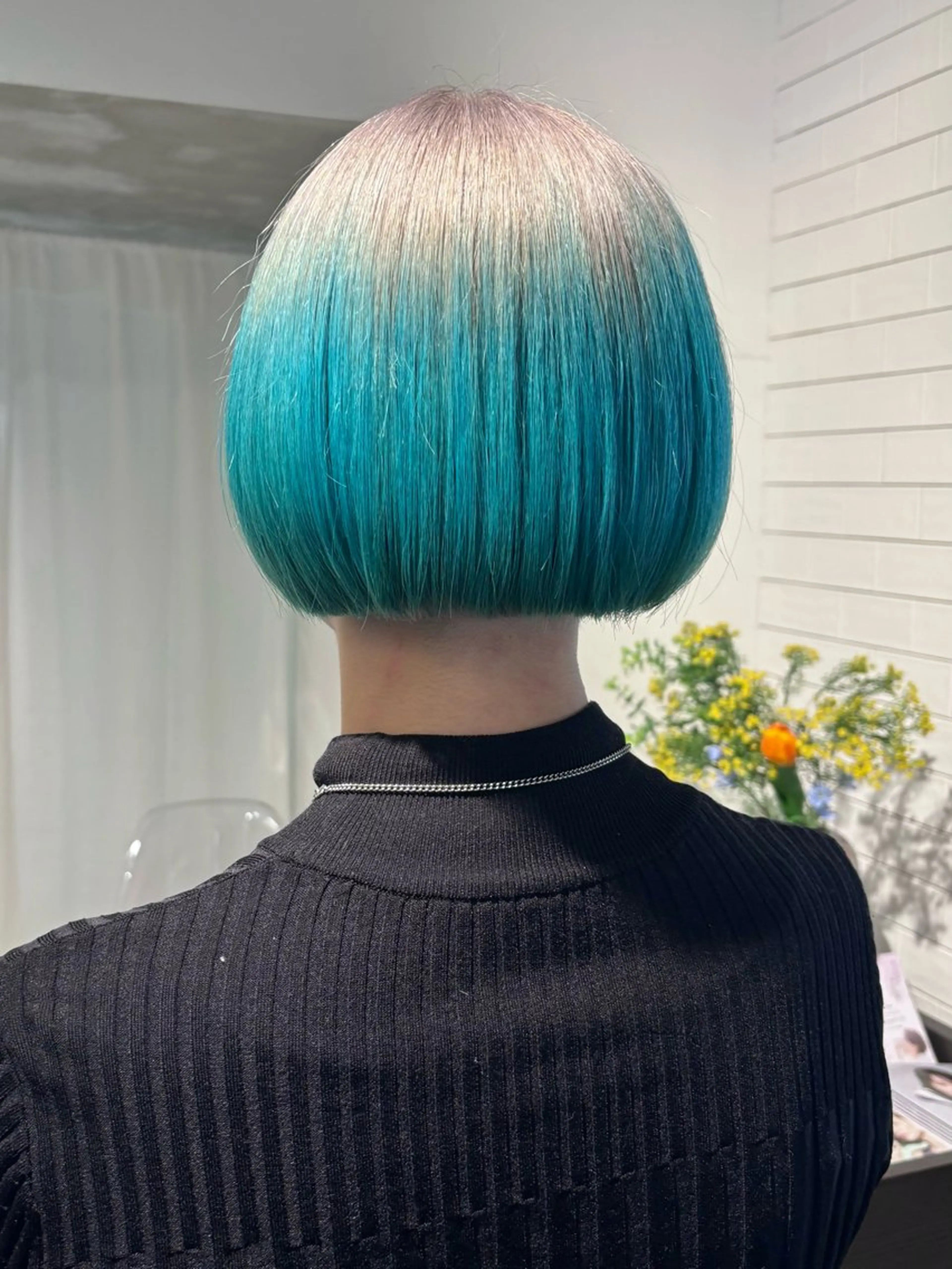 ショート カラー 切りっぱなしボブ グラデーションカラー ハイトーンカラー ボブ カット ヘアカラー 井上 唯のヘアスタイル